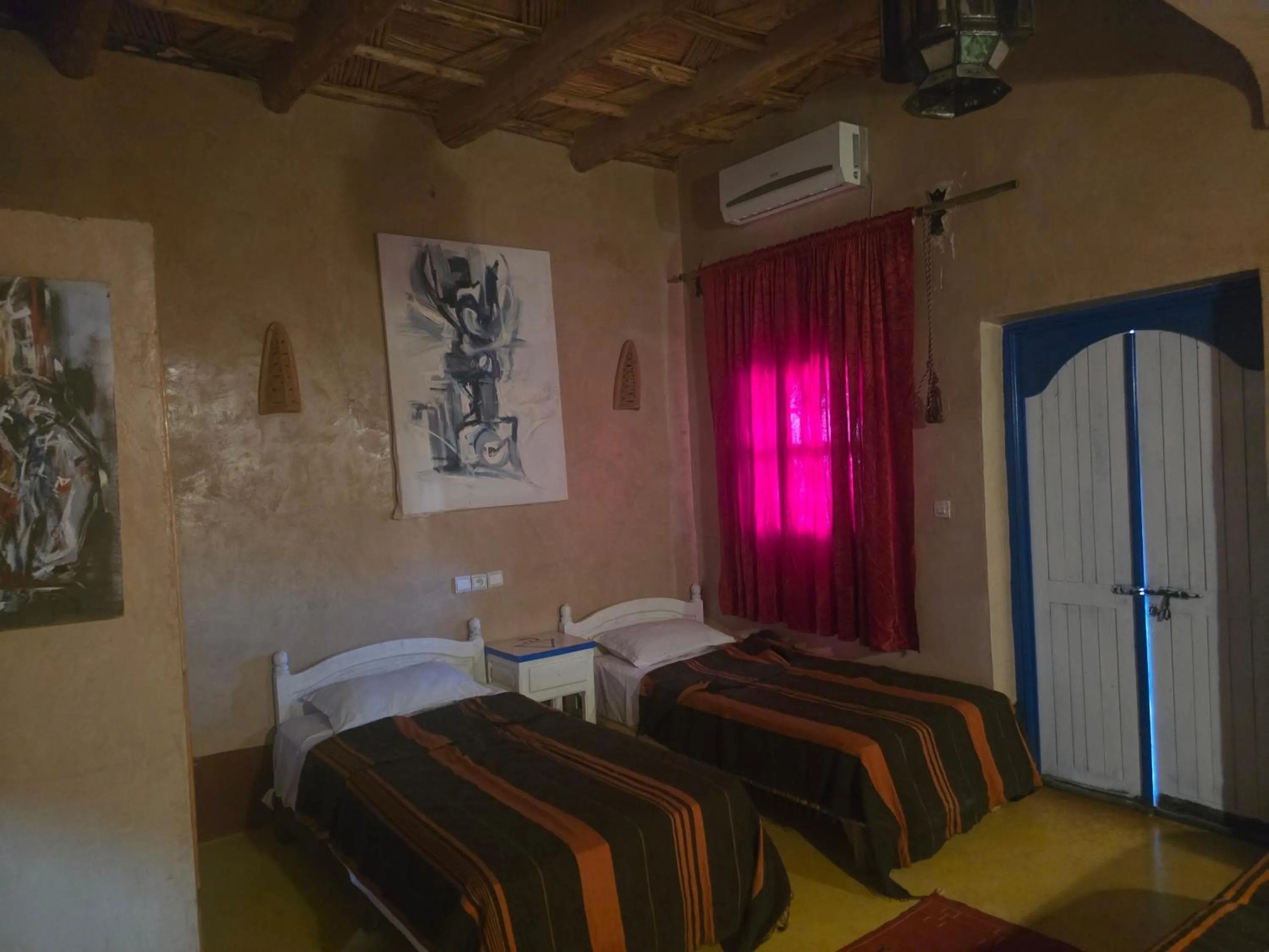 Photo of the whole room, Bed in Kasbah du Peintre