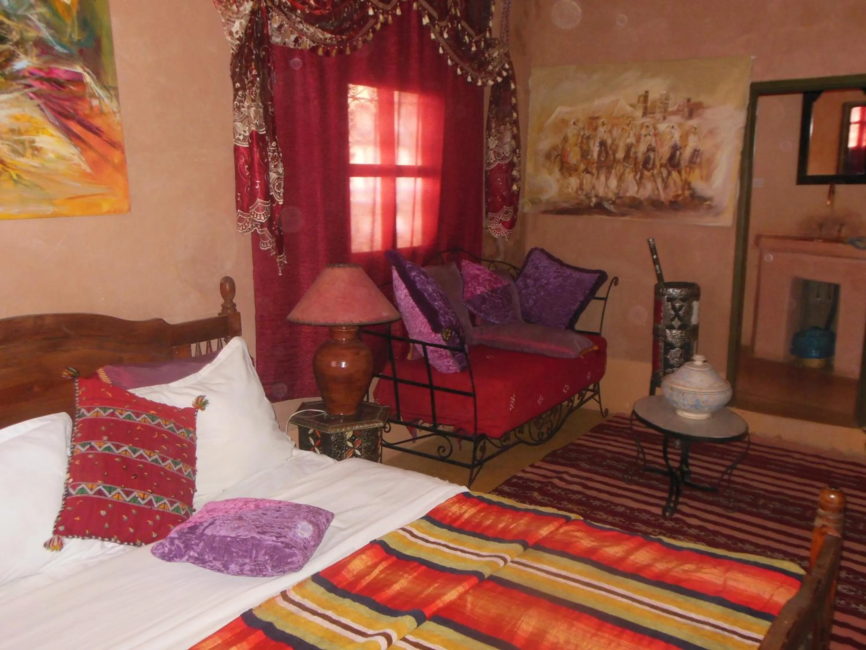 Photo of the whole room, Bed in Kasbah du Peintre