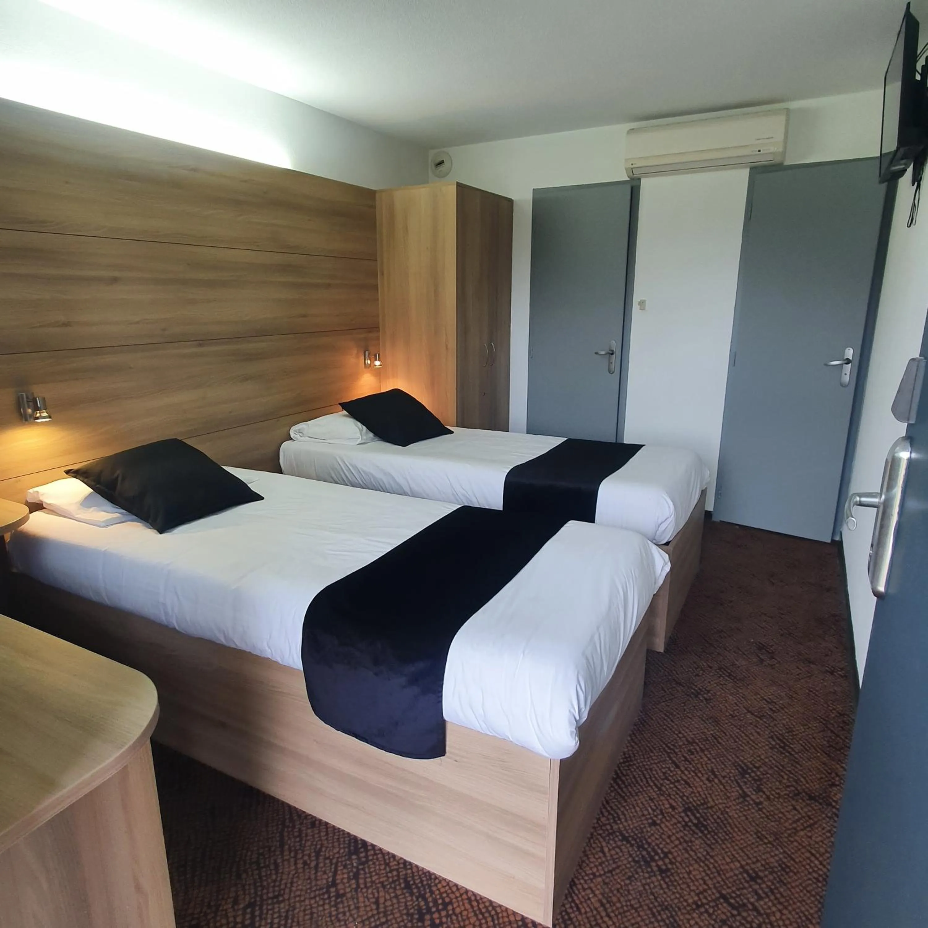 Bed in Enzo Hotels Loudeac By Kyriad Direct
