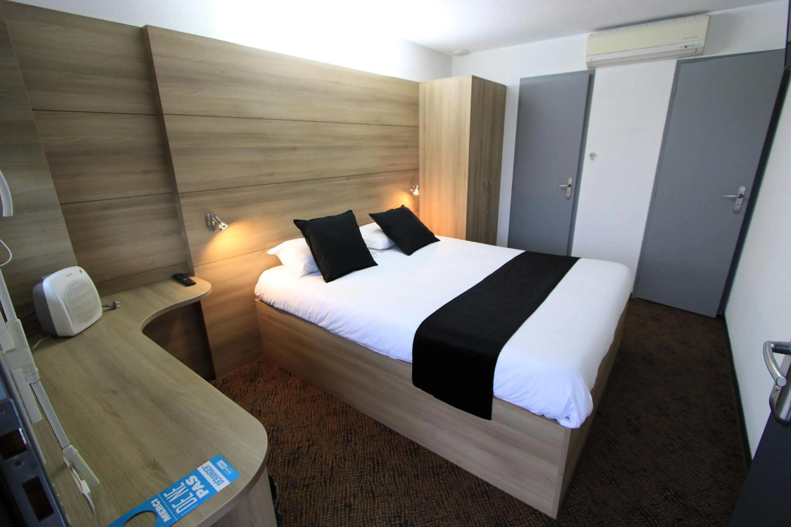 Bed in Enzo Hotels Loudeac By Kyriad Direct