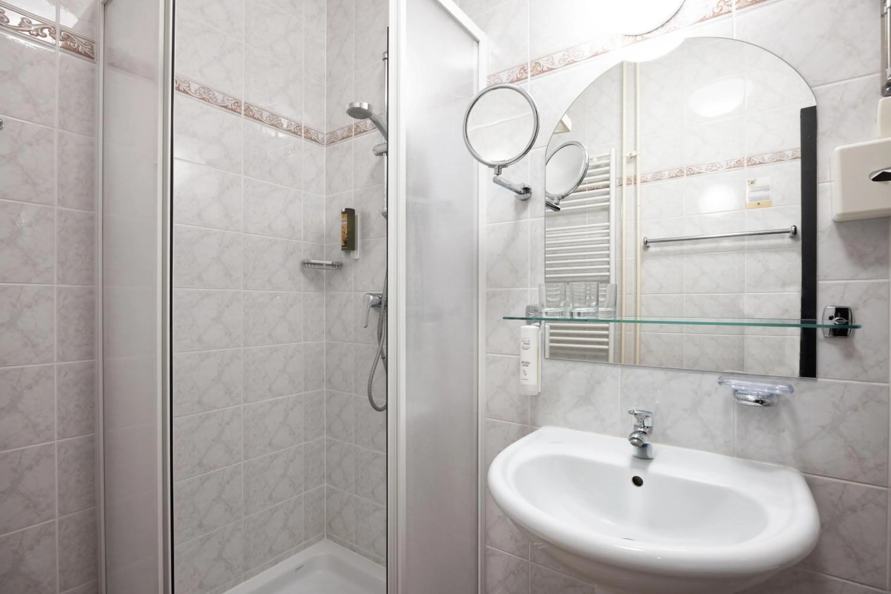 Shower in Hotel Kompas