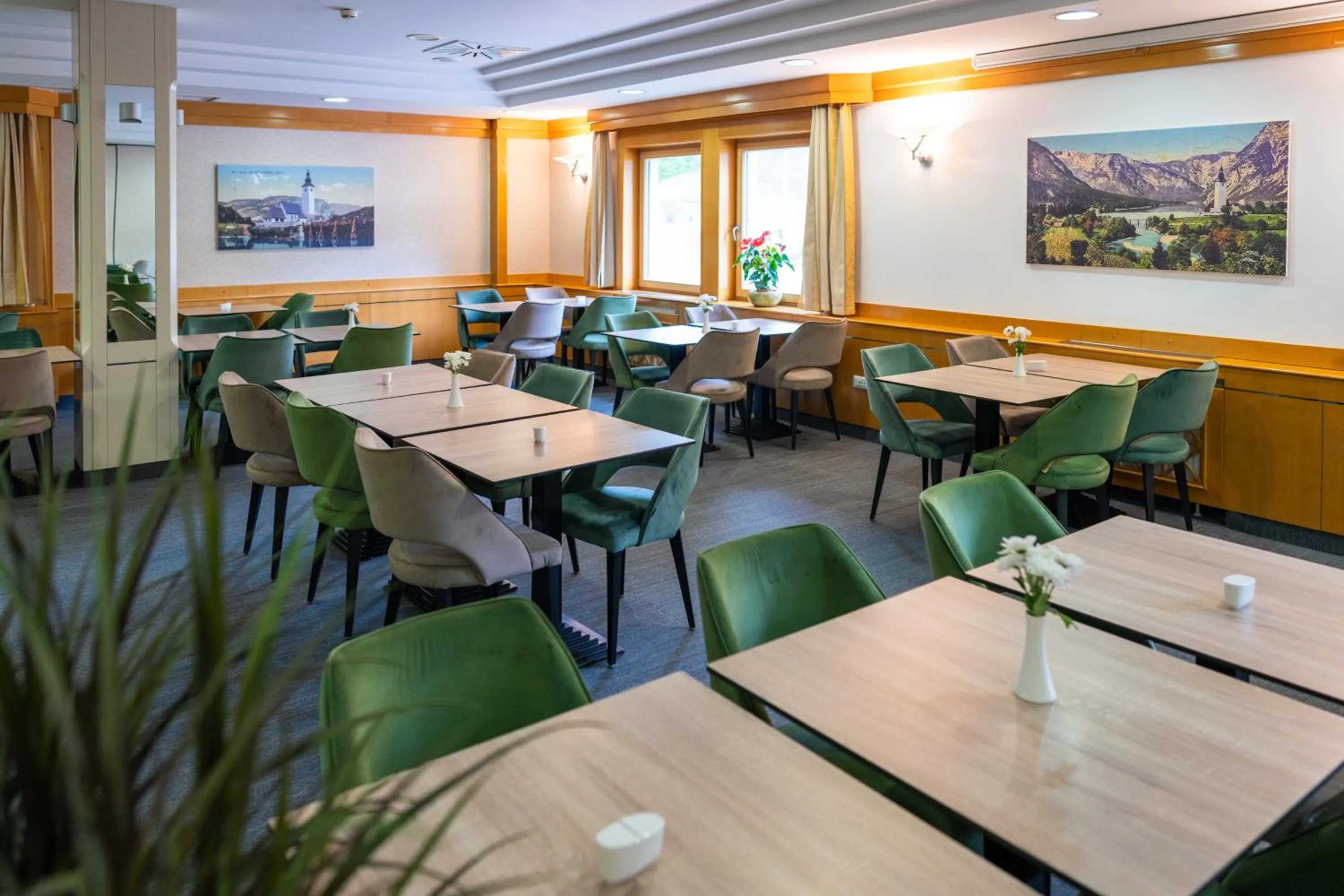 Restaurant/places to eat in Hotel Jezero