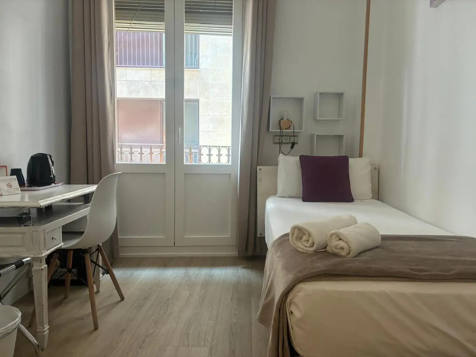Single Room with Shared Bathroom in Hostal la Palmera Single Room with Shared Bathroom in Hostal la Palmera