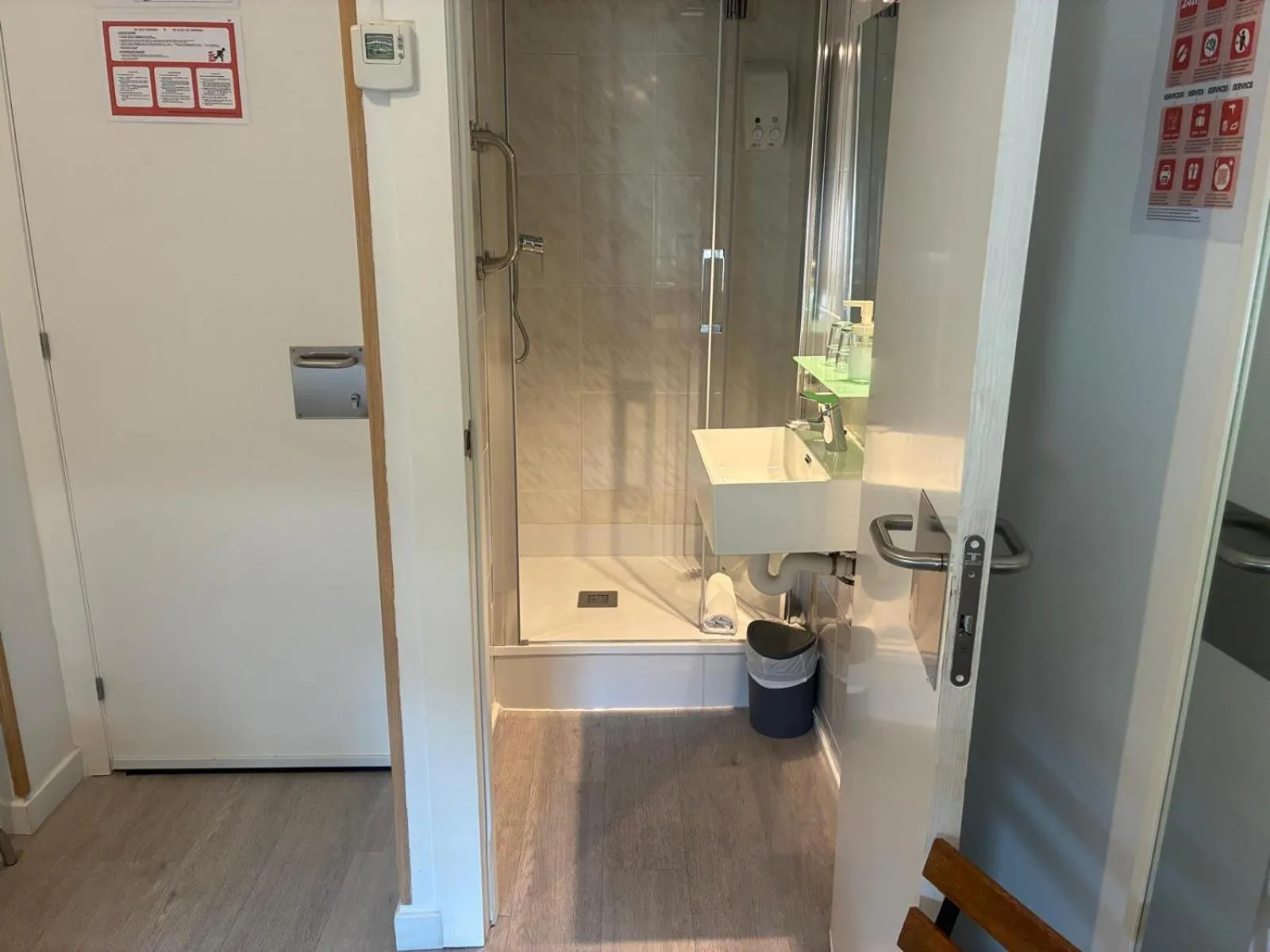 Shower in Hostal la Palmera