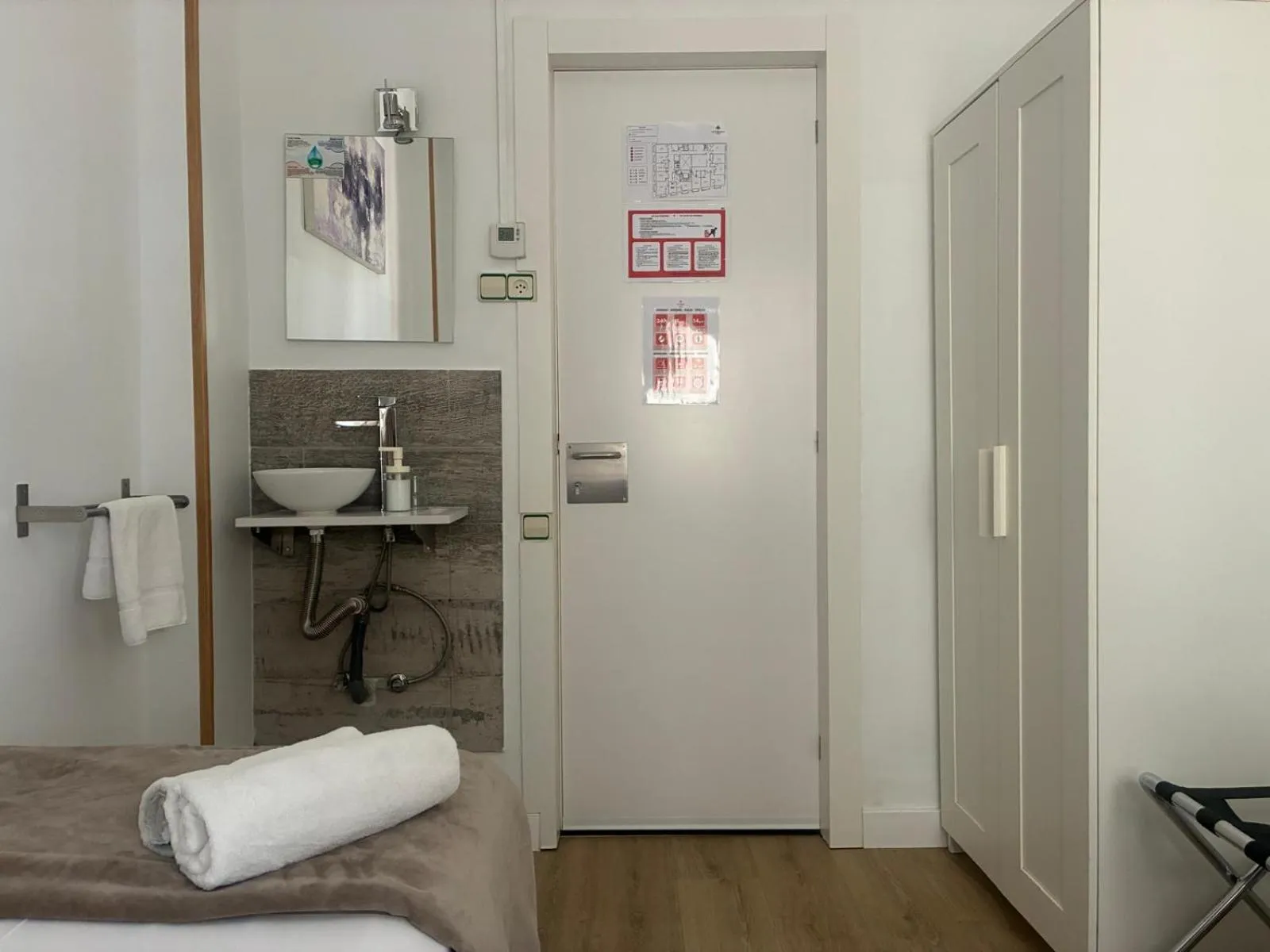 Text overlay in Hostal la Palmera