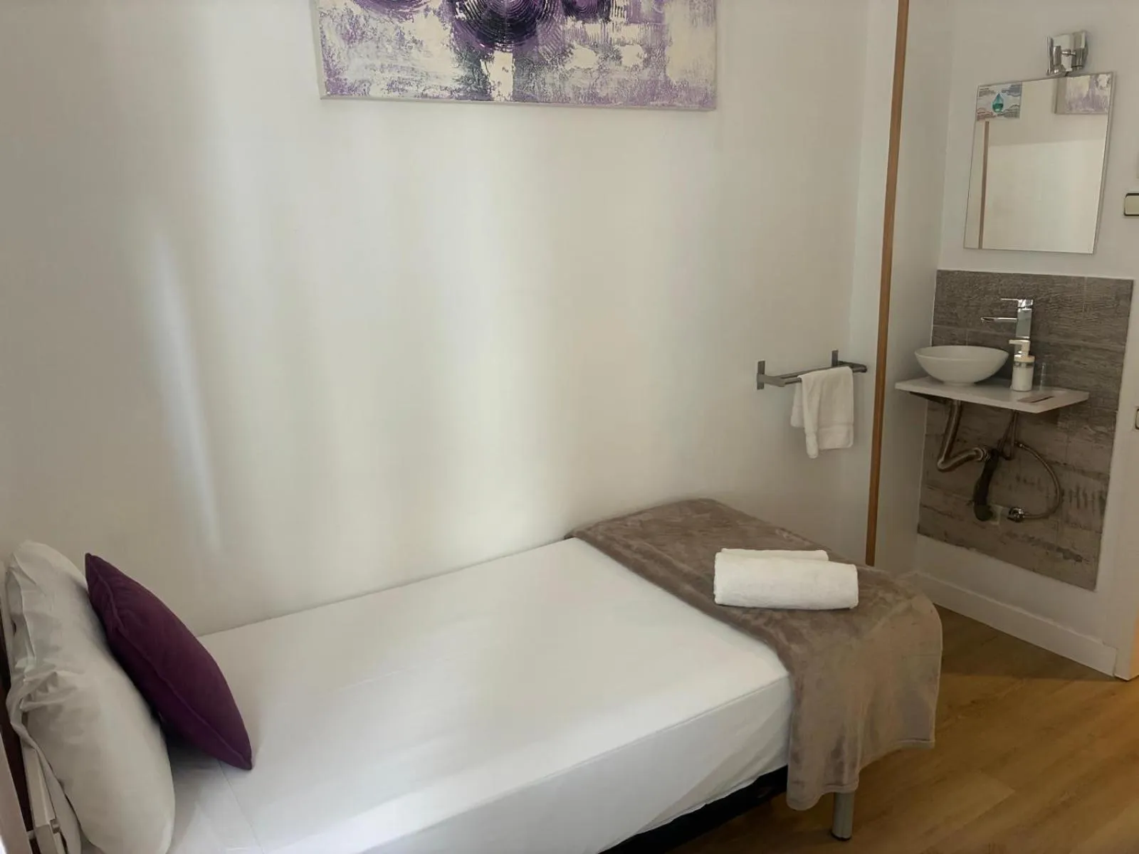 Text overlay, Bed in Hostal la Palmera