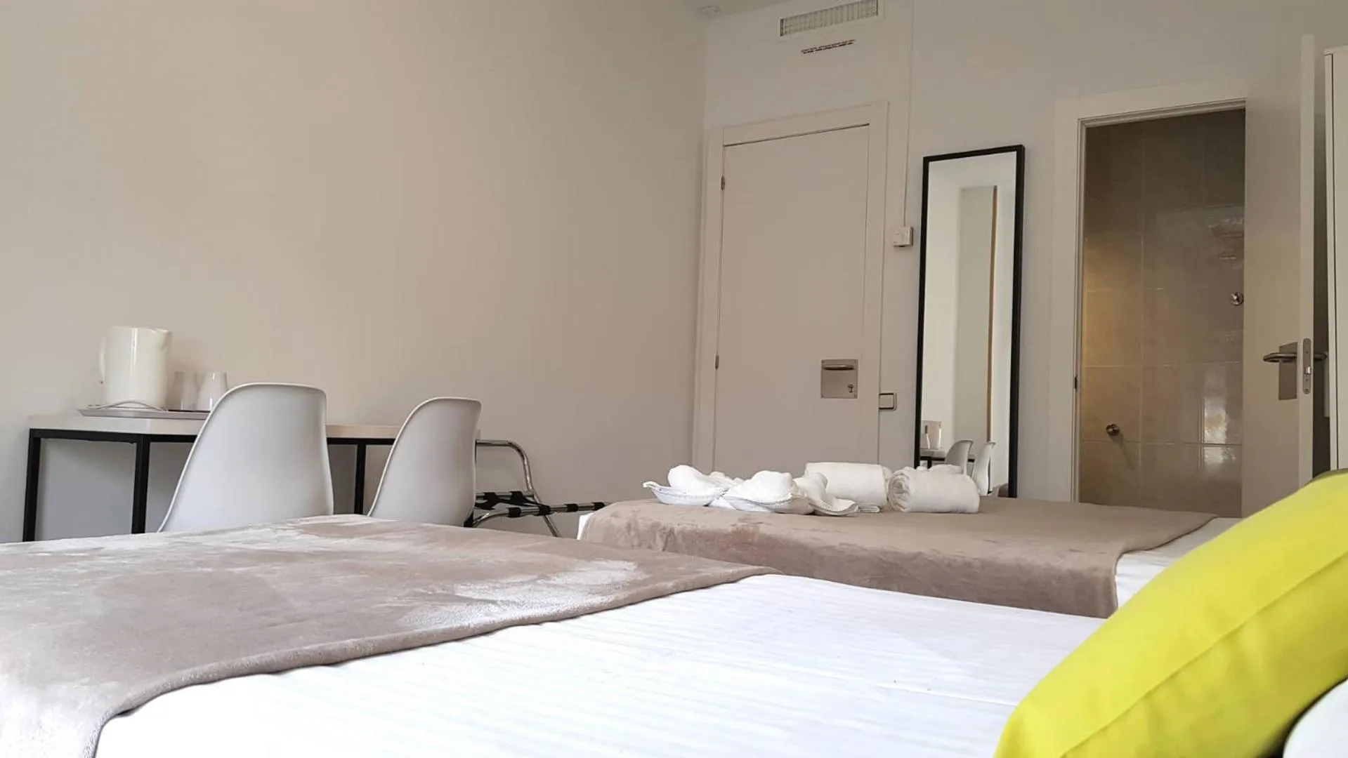 Photo of the whole room, Bed in Hostal la Palmera