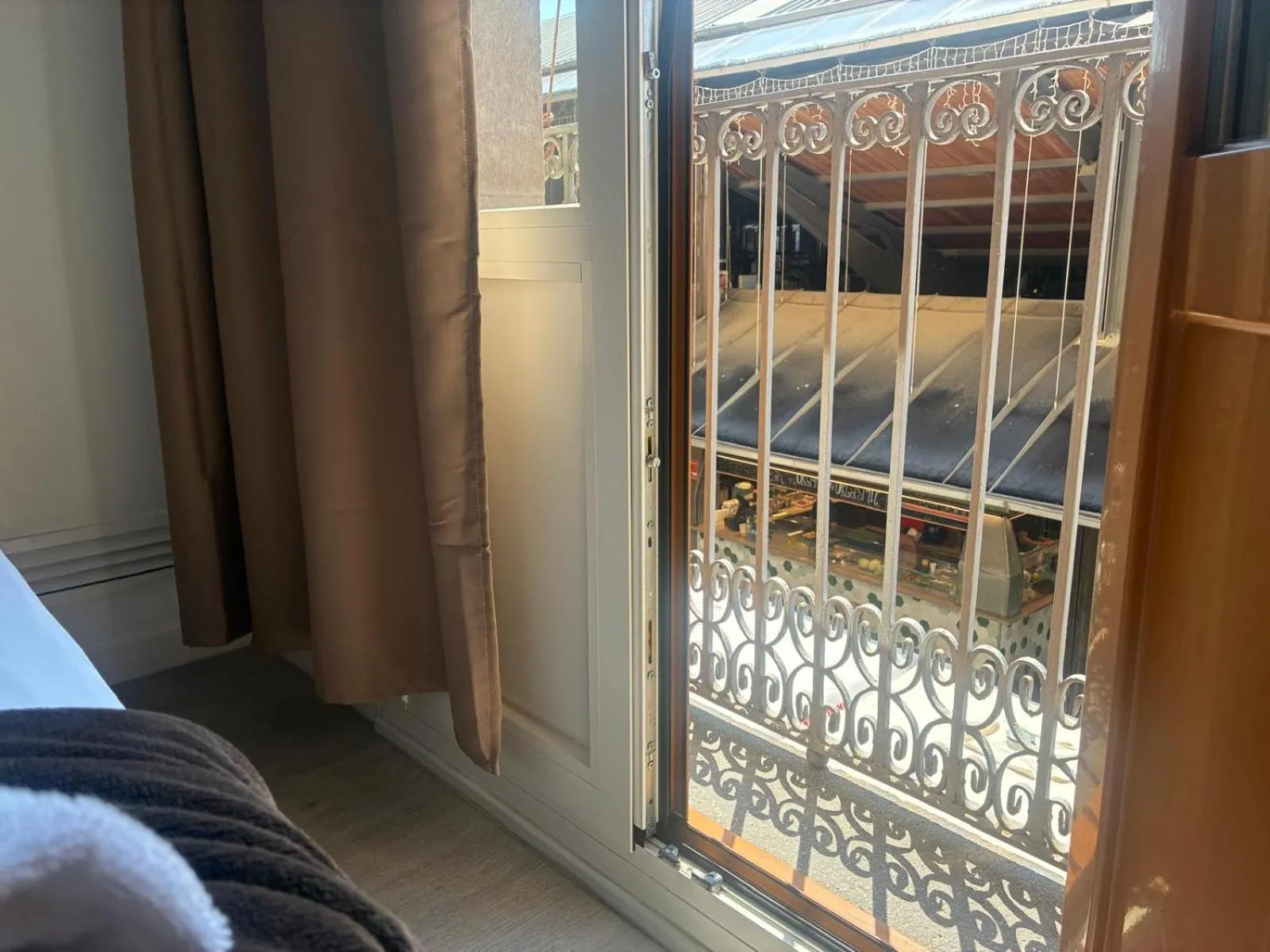 Balcony/Terrace, Bed in Hostal la Palmera