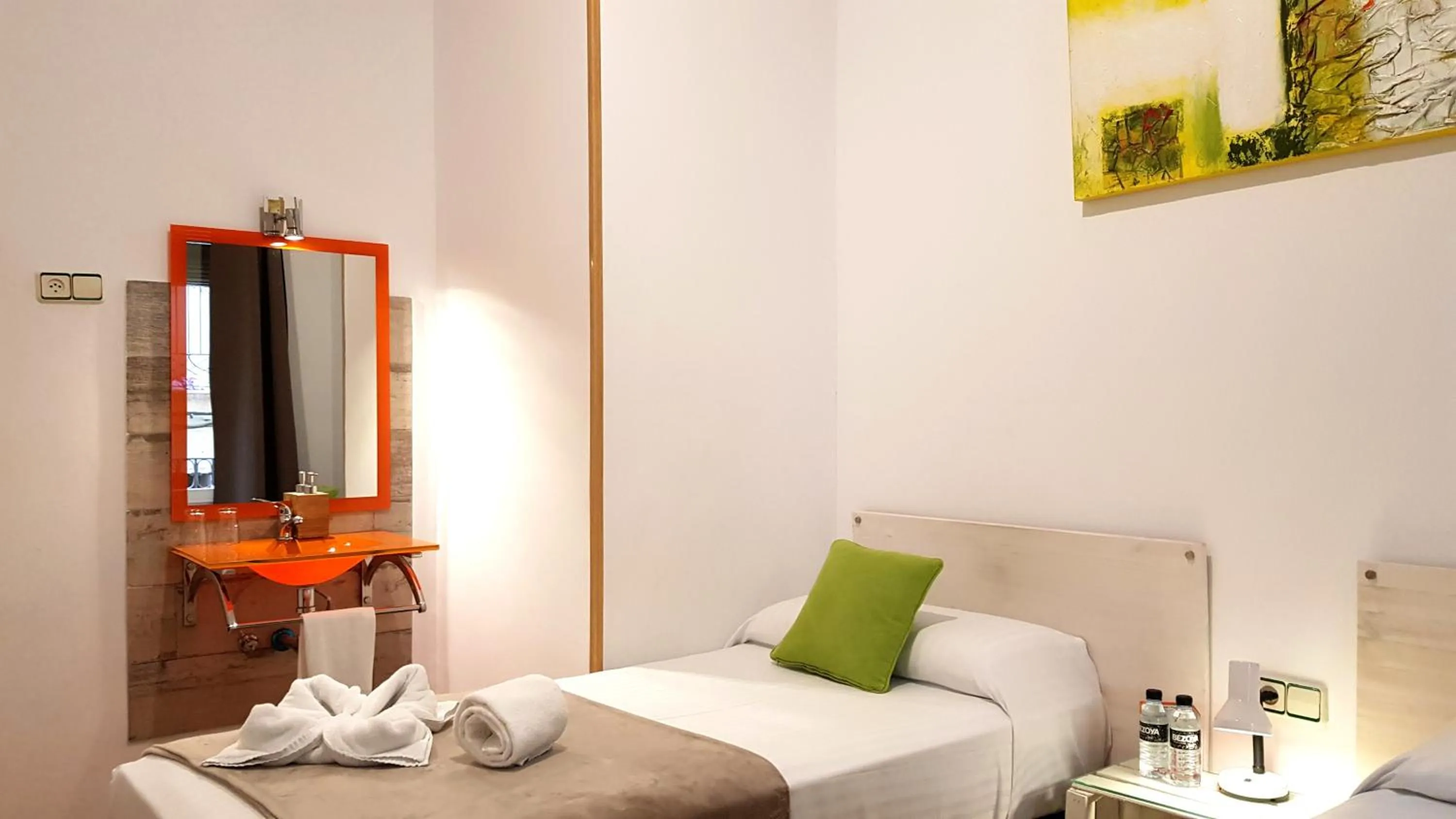 Text overlay, Bed in Hostal la Palmera