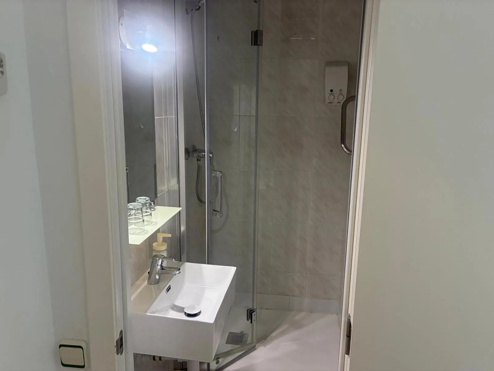 Shower in Hostal la Palmera