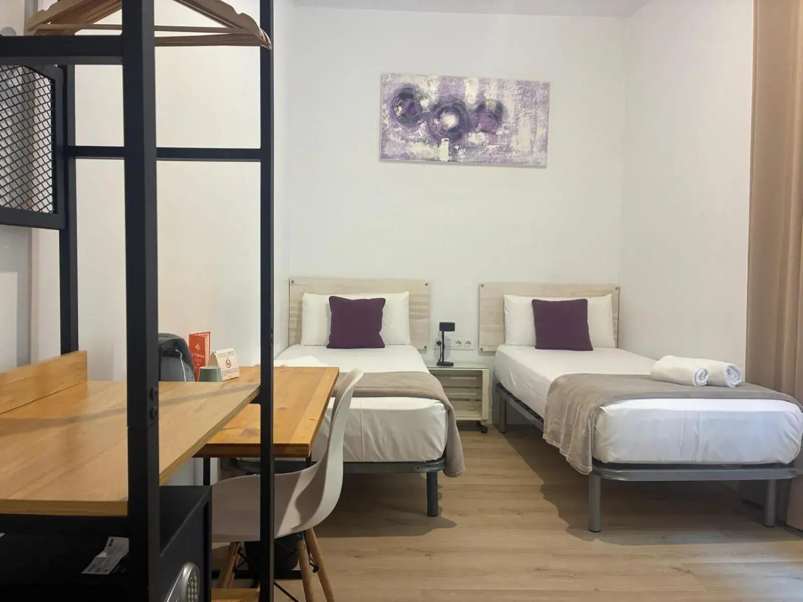 Twin Room with Shared Bathroom and Private Shower in Hostal la Palmera Twin Room with Shared Bathroom and Private Shower in Hostal la Palmera