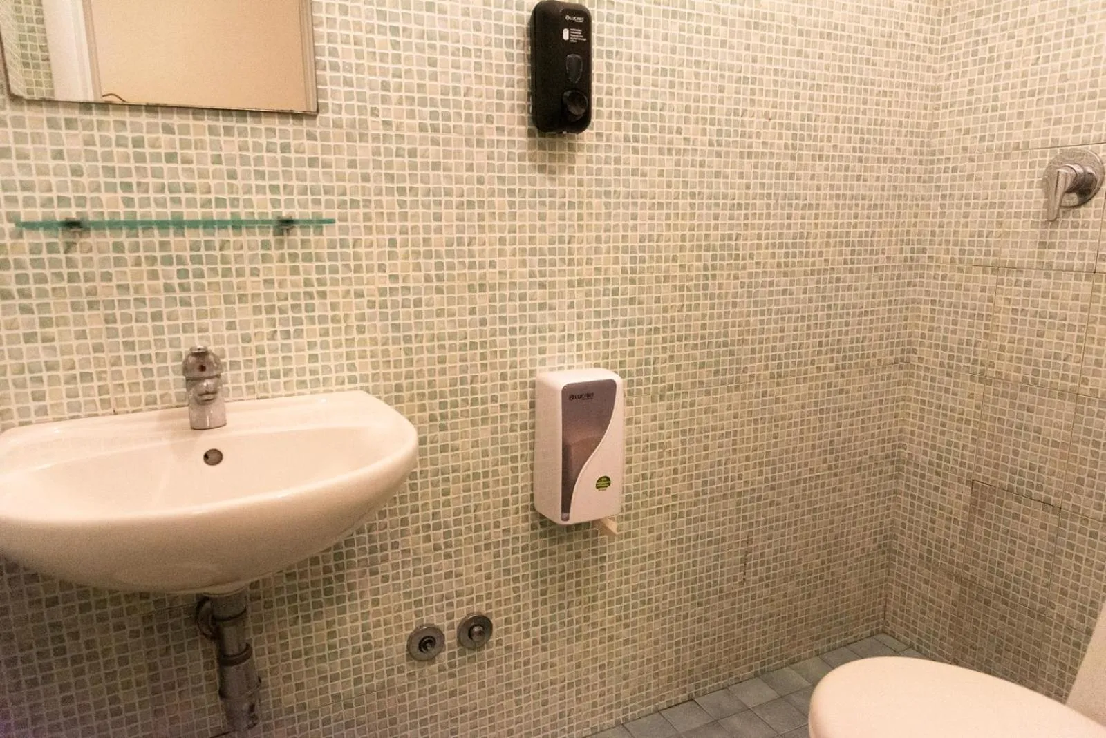 Toilet in Sunflower Beach Backpacker Hostel & Bar