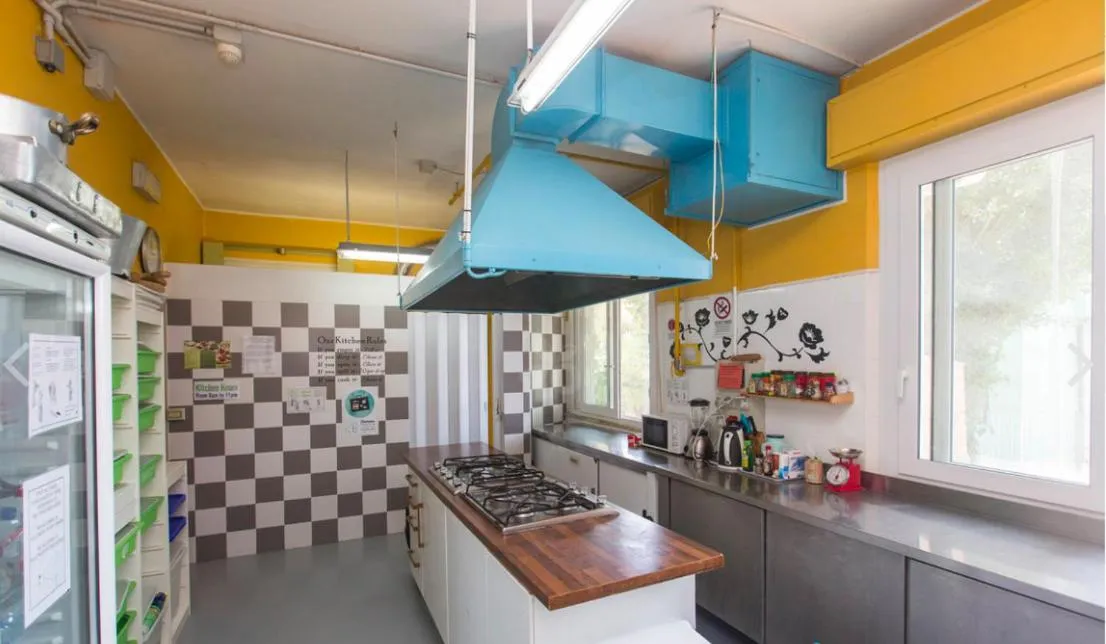 Kitchen or kitchenette in Sunflower Beach Backpacker Hostel & Bar