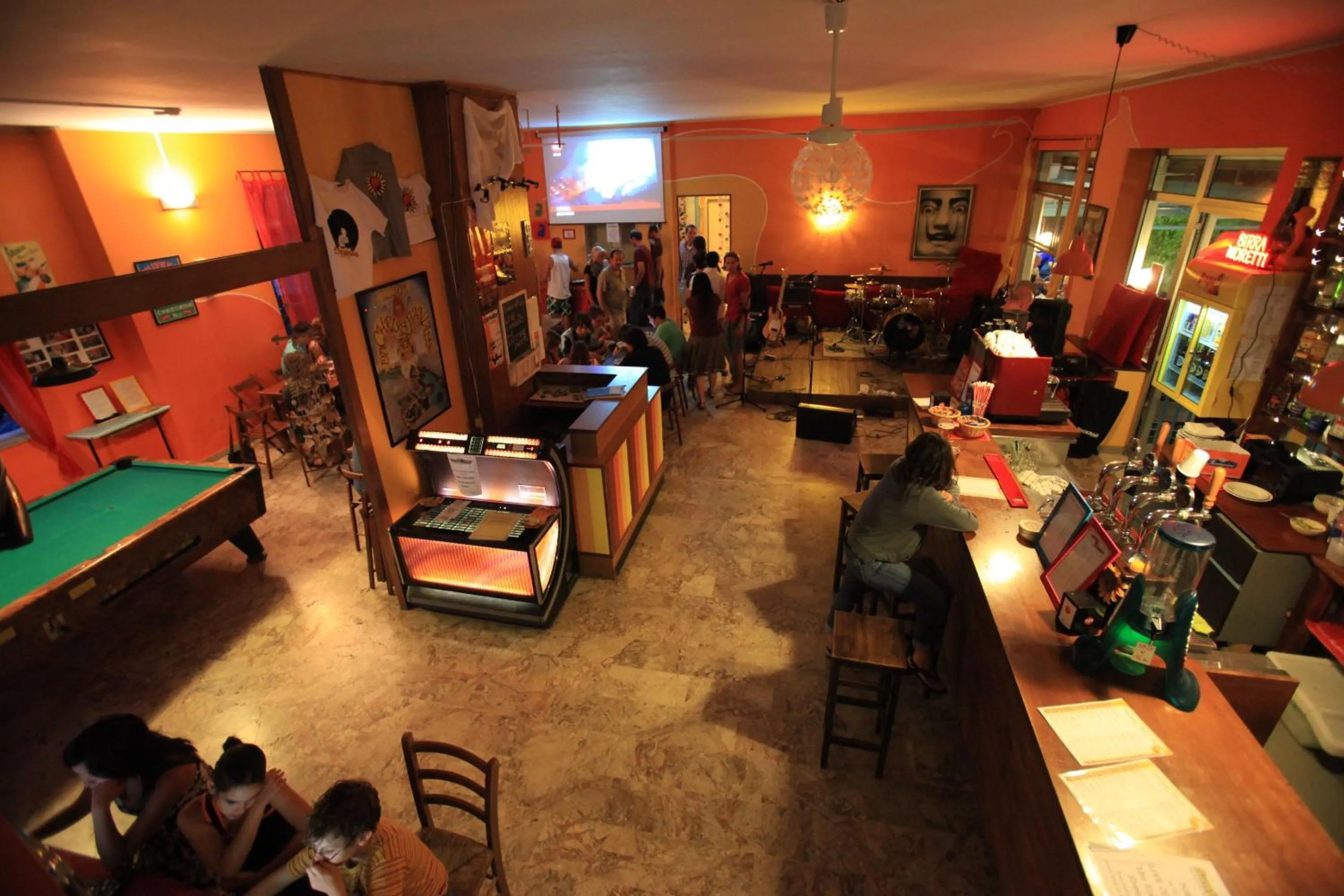 Billiard in Sunflower Beach Backpacker Hostel & Bar