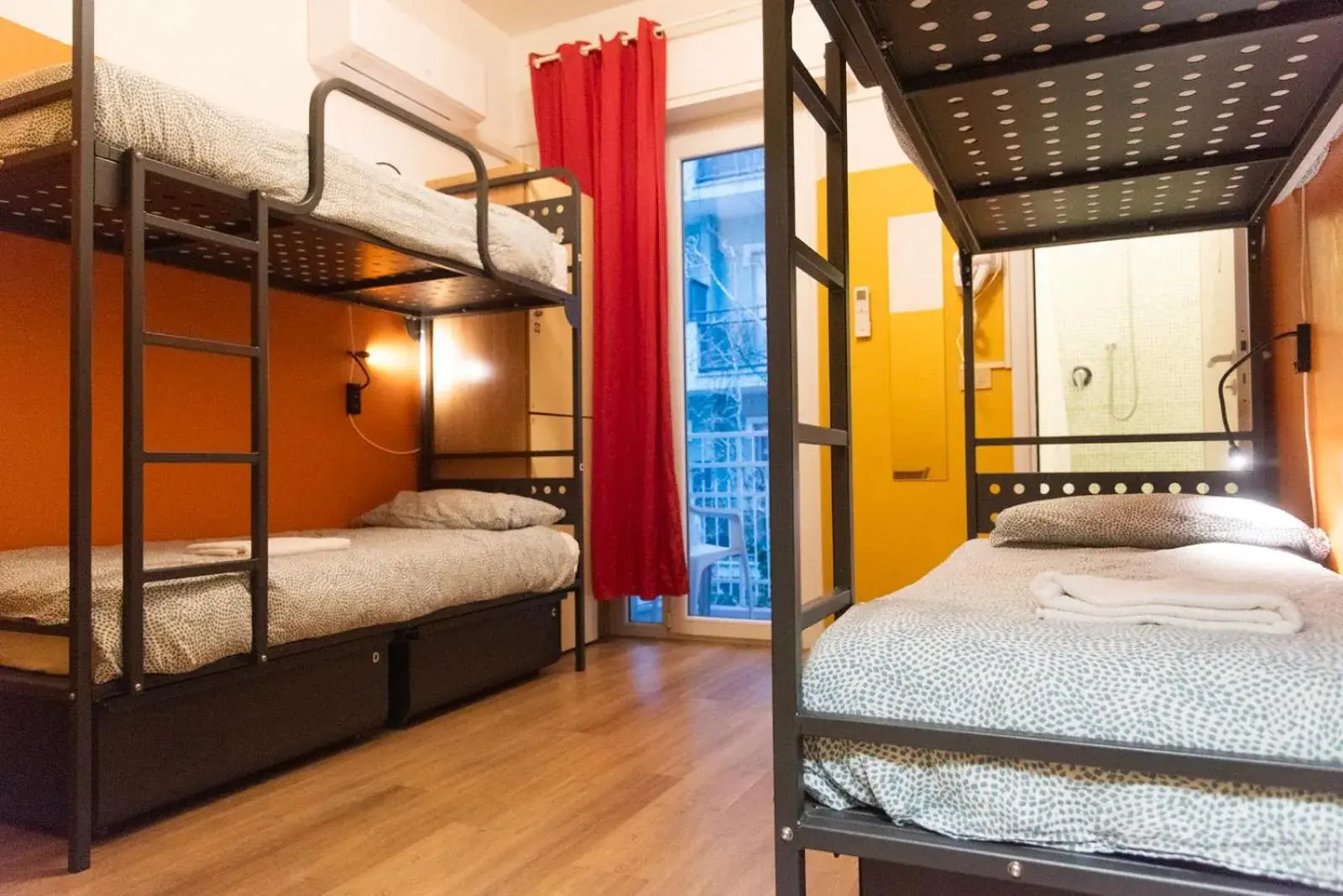 Bed in 4-Bed Mixed Dormitory Room with Private Bathroom in Sunflower Beach Backpacker Hostel & Bar Bed in 4-Bed Mixed Dormitory Room with Private Bathroom in Sunflower Beach Backpacker Hostel & Bar