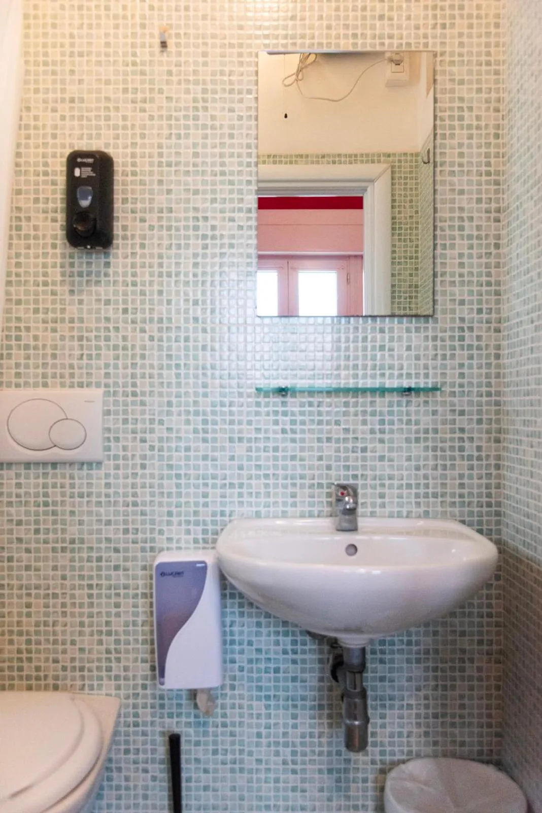 Toilet in Sunflower Beach Backpacker Hostel & Bar