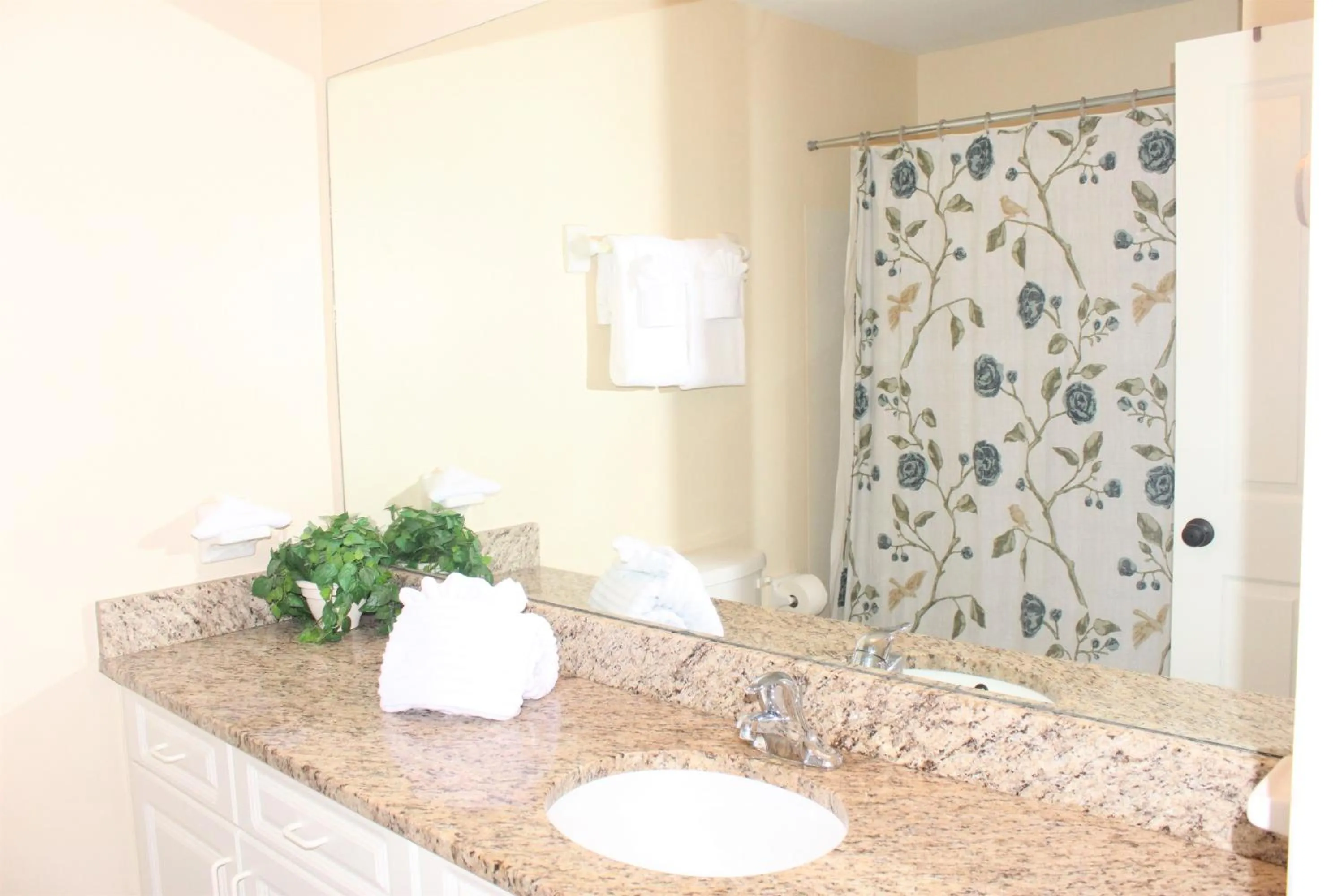 Bathroom in Crayson Villa LF811