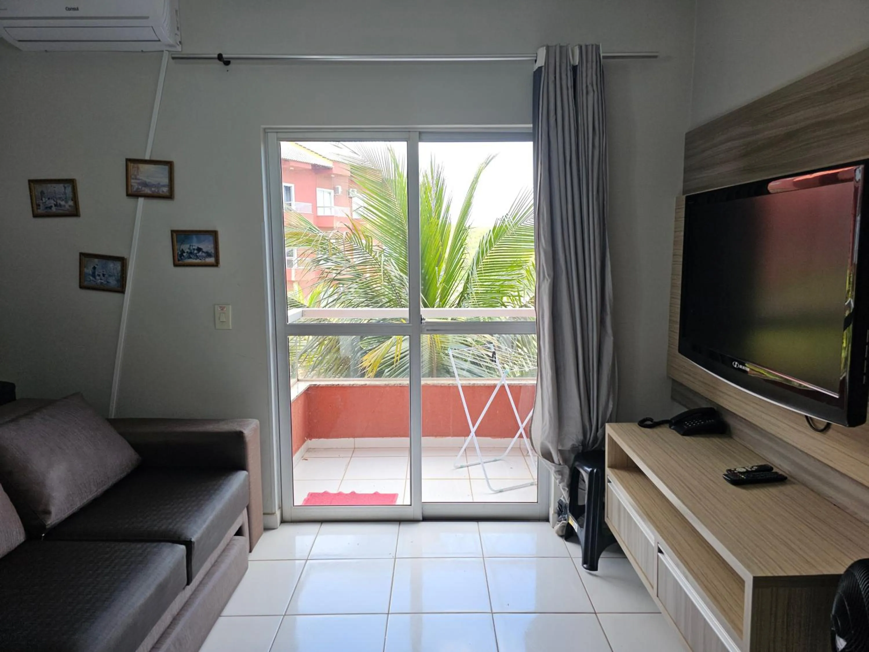 Communal lounge/ TV room in PARQUE AQUÁTICO Lagoa Quente, à 50m, entrada + barata, apto particular