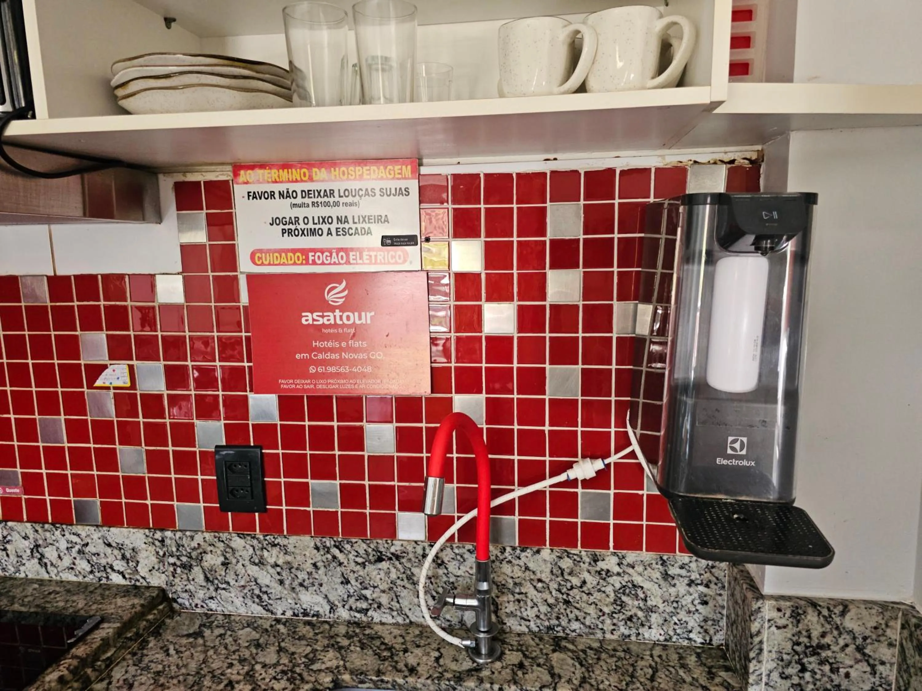 Kitchen or kitchenette in PARQUE AQUÁTICO Lagoa Quente, à 50m, entrada + barata, apto particular
