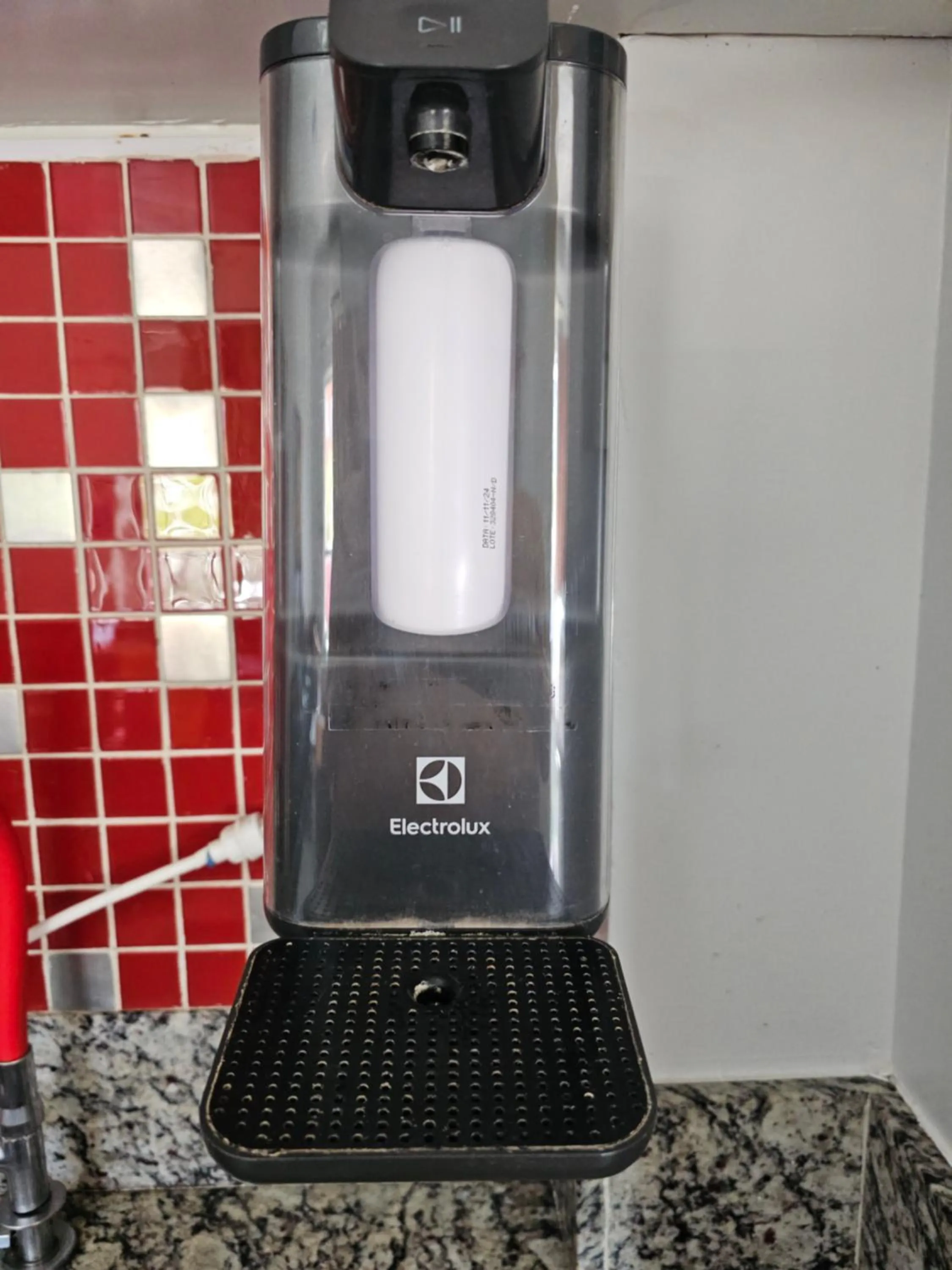 Kitchen or kitchenette in PARQUE AQUÁTICO Lagoa Quente, à 50m, entrada + barata, apto particular