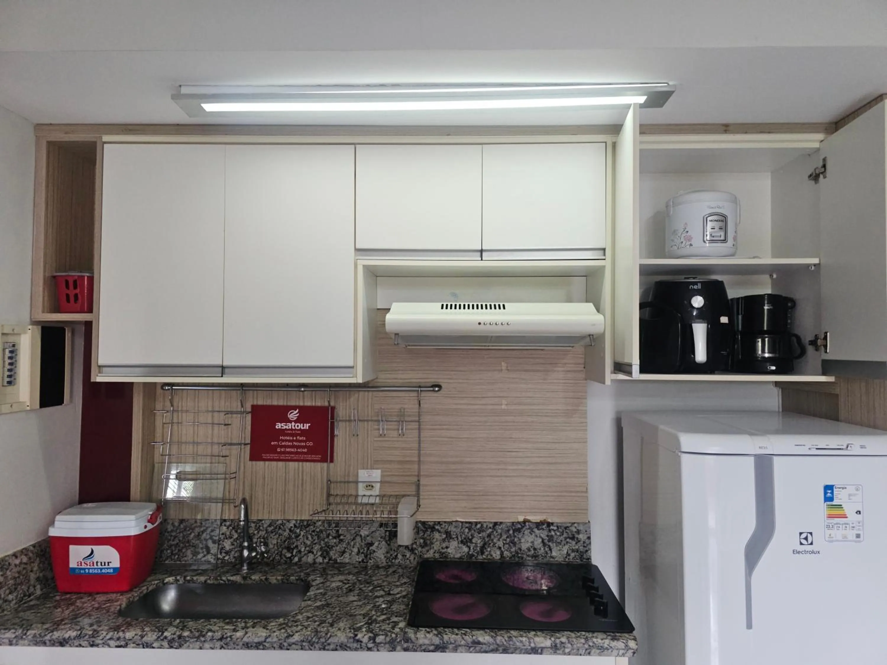 Kitchen or kitchenette in PARQUE AQUÁTICO Lagoa Quente, à 50m, entrada + barata, apto particular