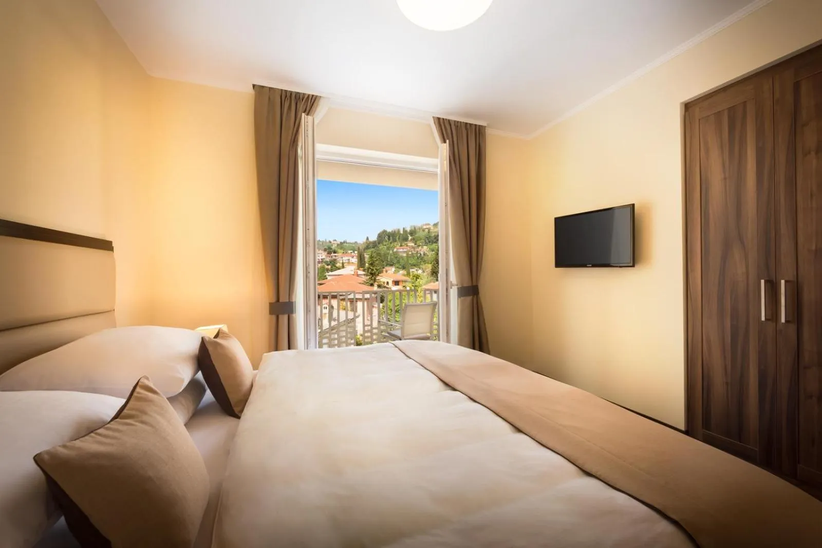 Bathroom, Bed in Remisens CASA ROSA - Hotel Metropol Annexe