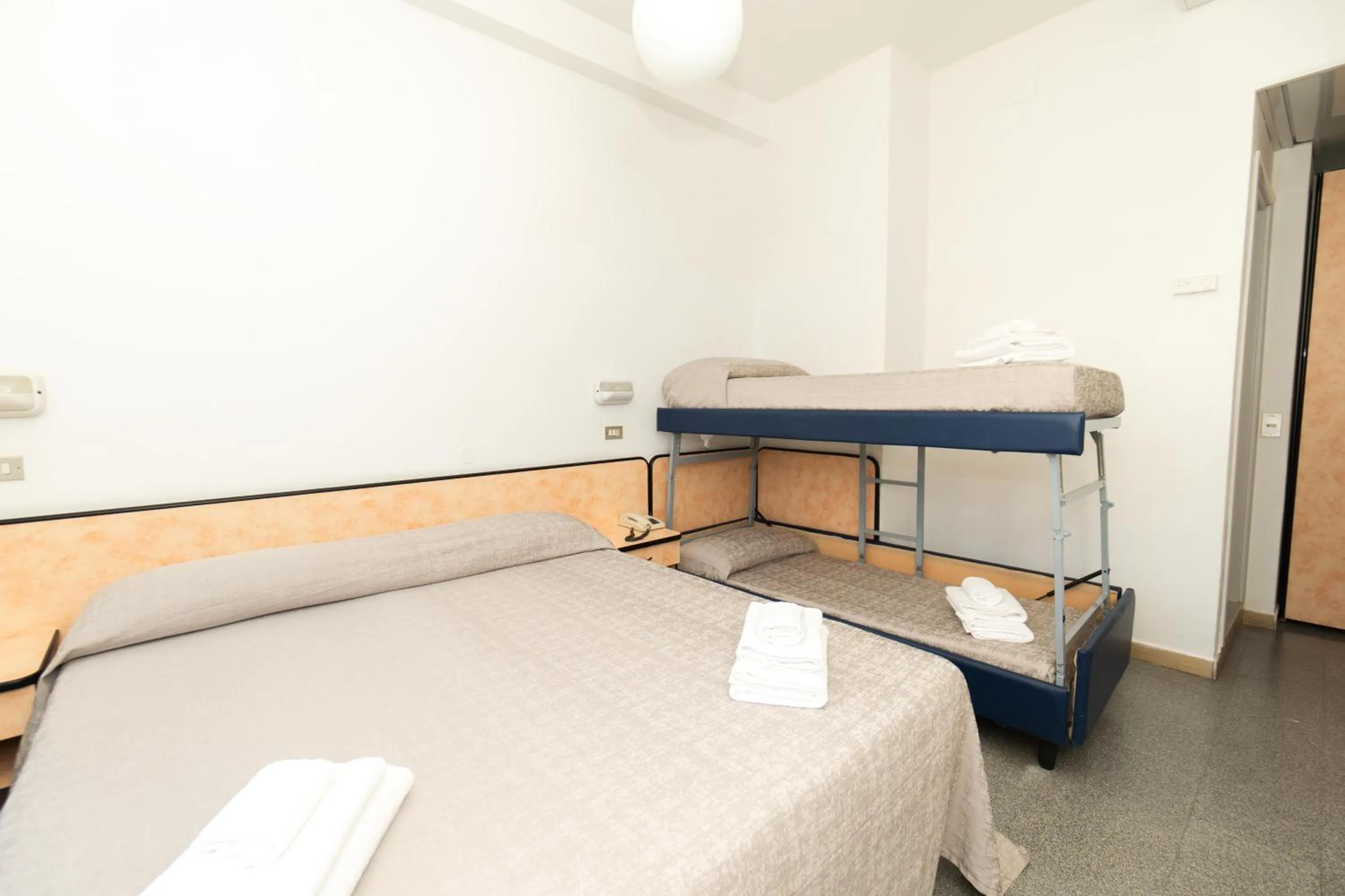 Bedroom, Bed in Hotel Saint Louis