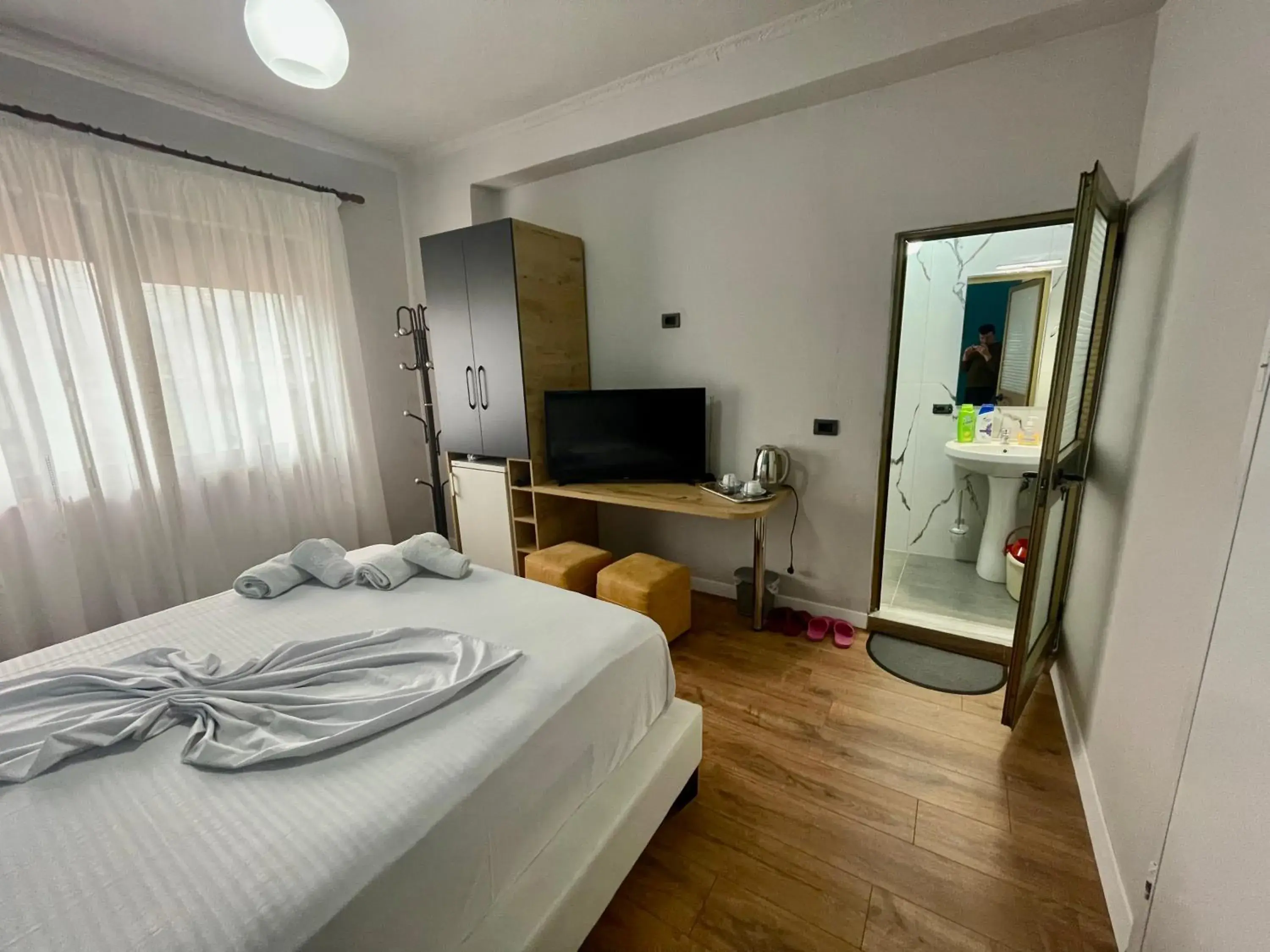 Budget Double Room - single occupancy in Central room private entry and bathroom Budget Double Room - single occupancy in Central room private entry and bathroom