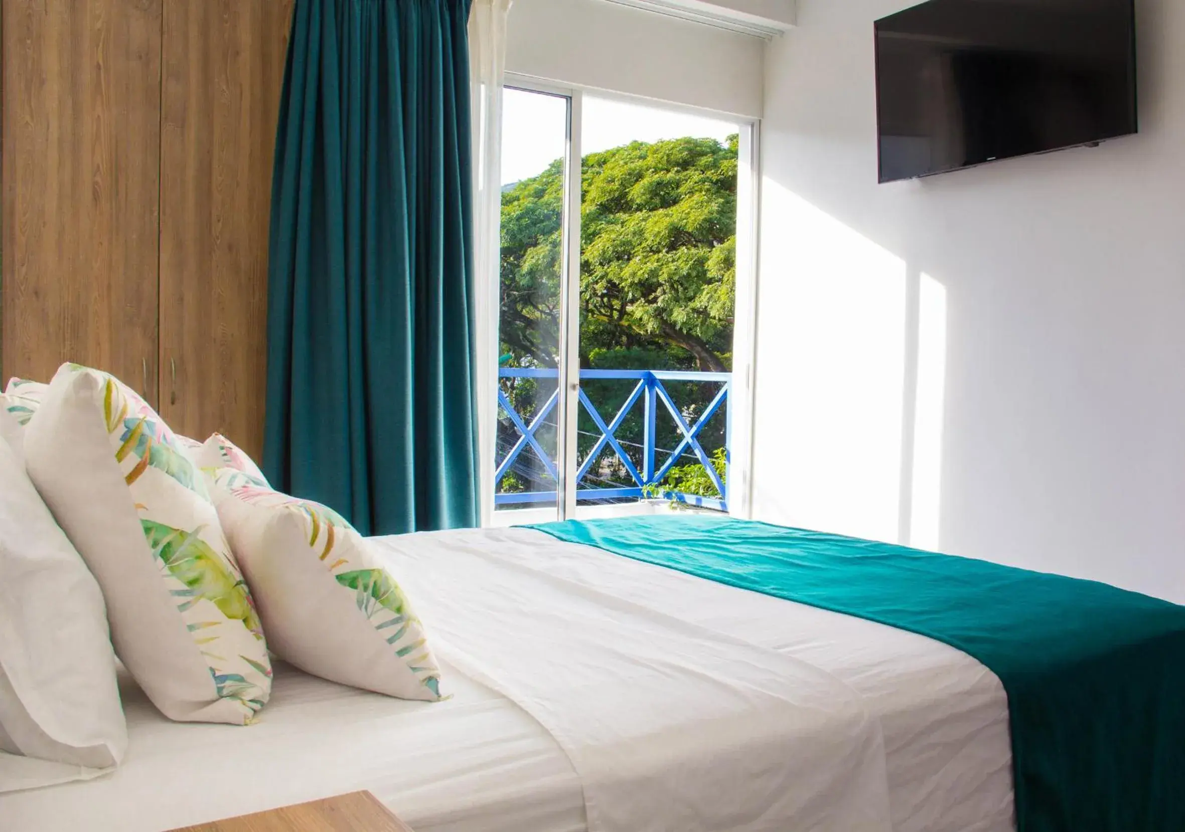 Deluxe Double Room with Balcony - single occupancy in Hotel Avanti Chipichape Deluxe Double Room with Balcony - single occupancy in Hotel Avanti Chipichape