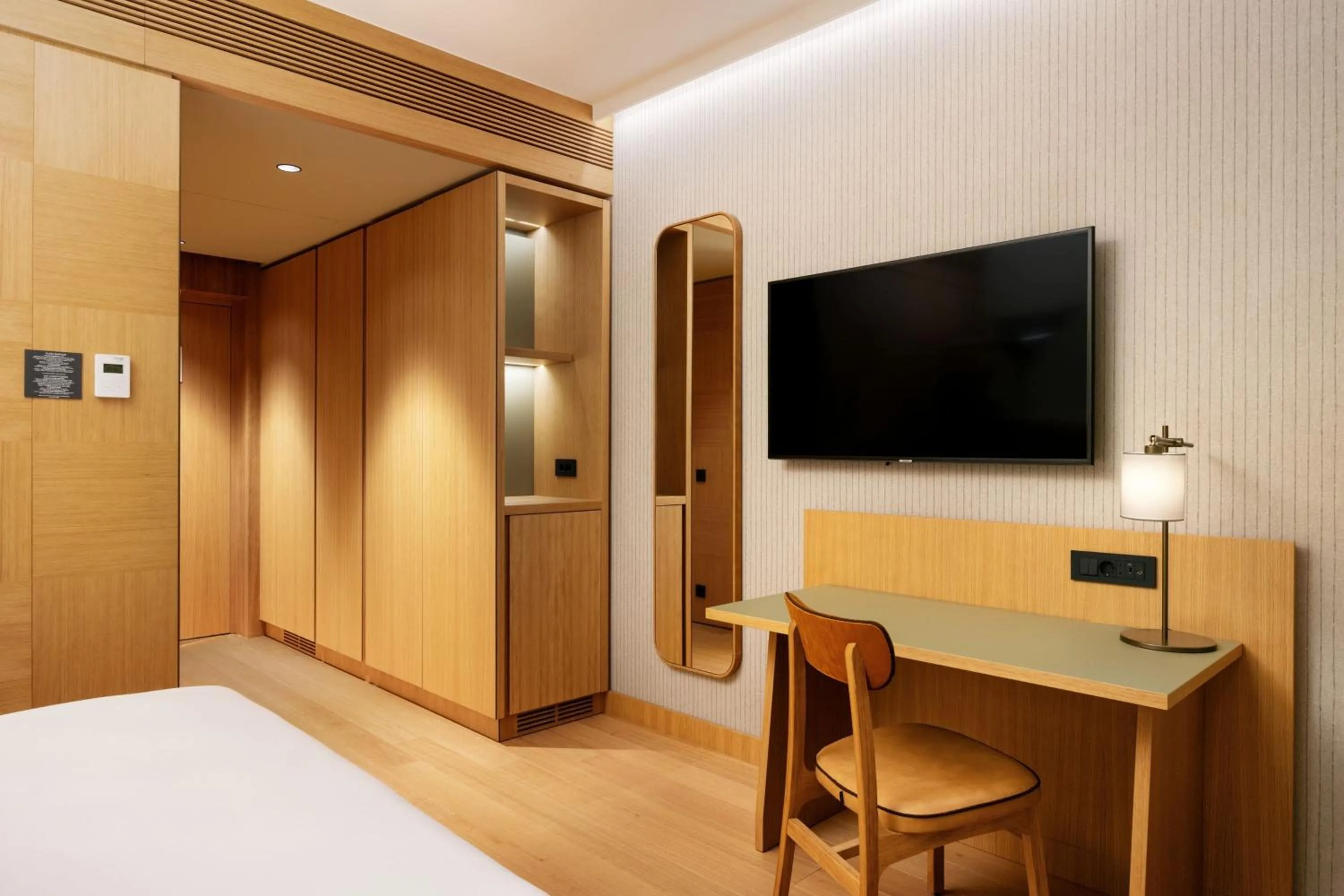 Photo of the whole room, Bed in Four Points by Sheraton Ljubljana Mons