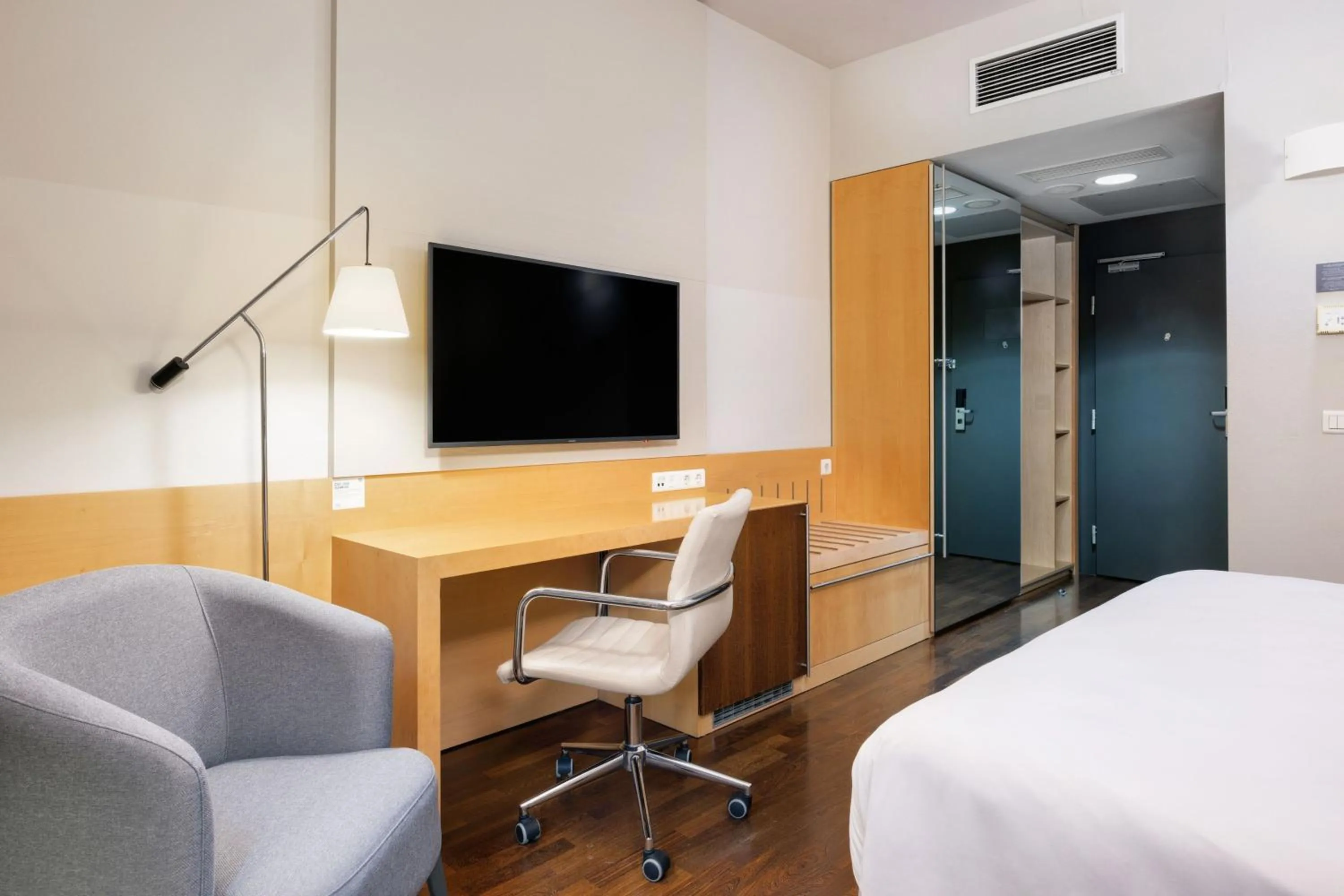 Photo of the whole room, Bed in Four Points by Sheraton Ljubljana Mons