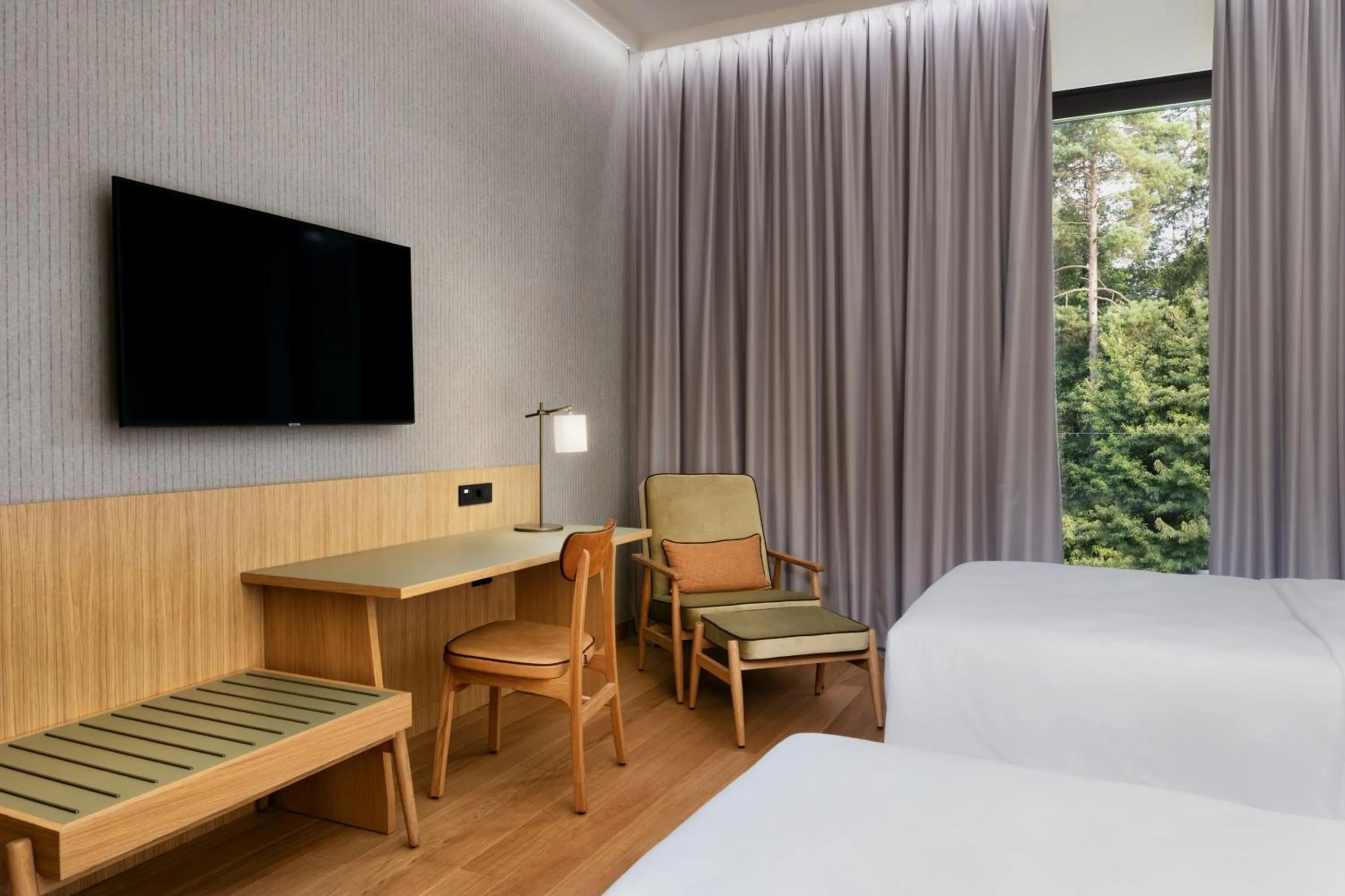 Photo of the whole room, Bed in Four Points by Sheraton Ljubljana Mons