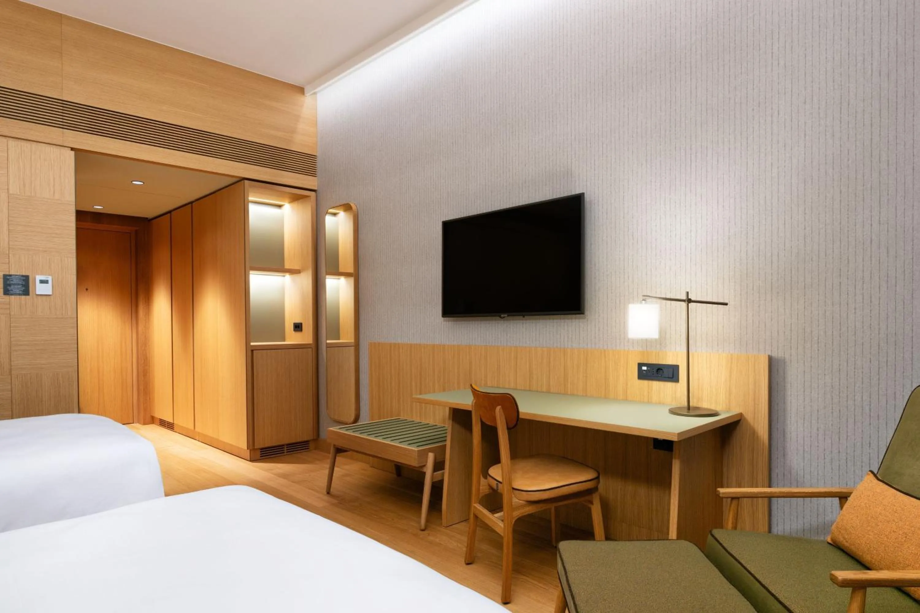 Photo of the whole room, Bed in Four Points by Sheraton Ljubljana Mons