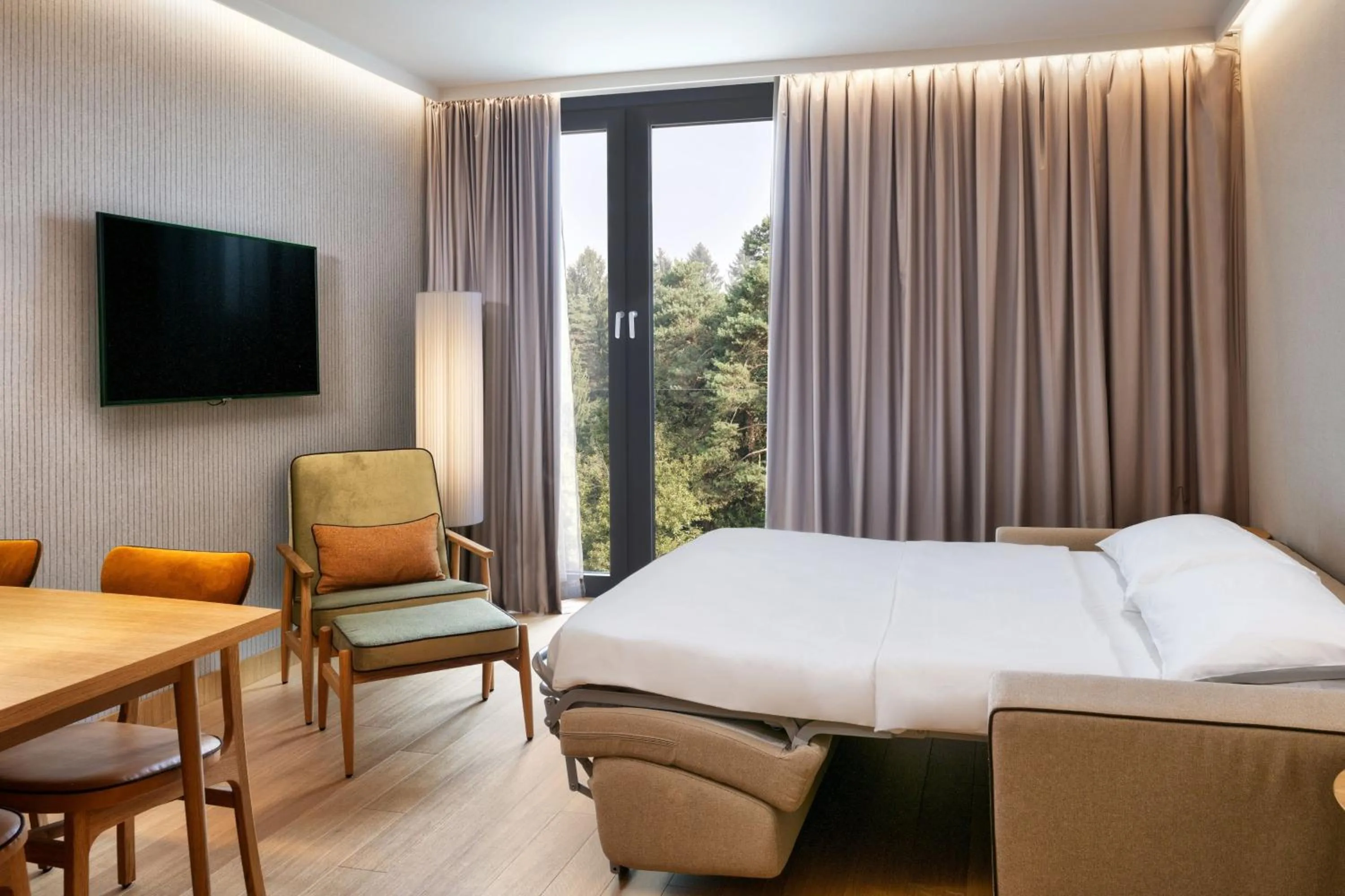 Photo of the whole room, Bed in Four Points by Sheraton Ljubljana Mons