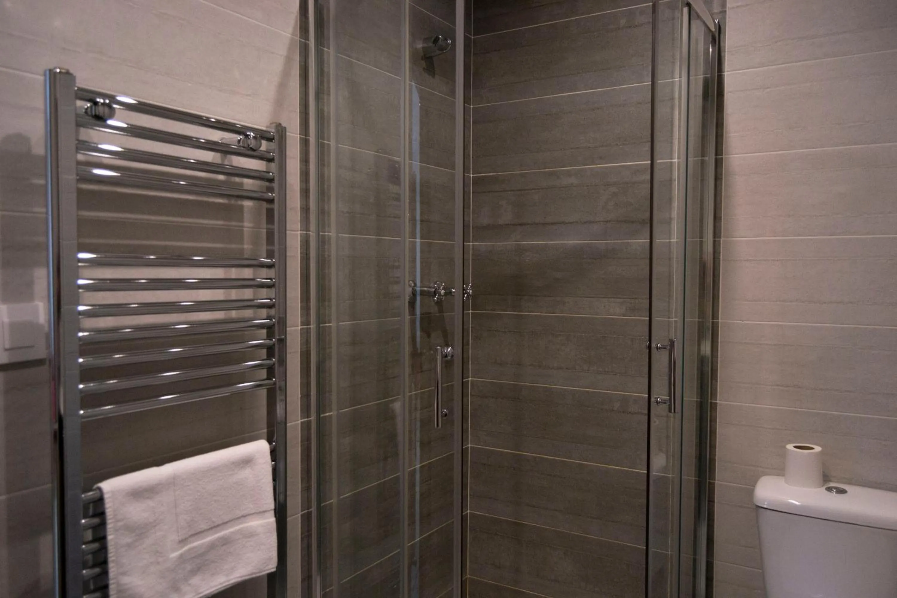 Shower in Tres Puentes Anguiano Apartamentos y Hostal