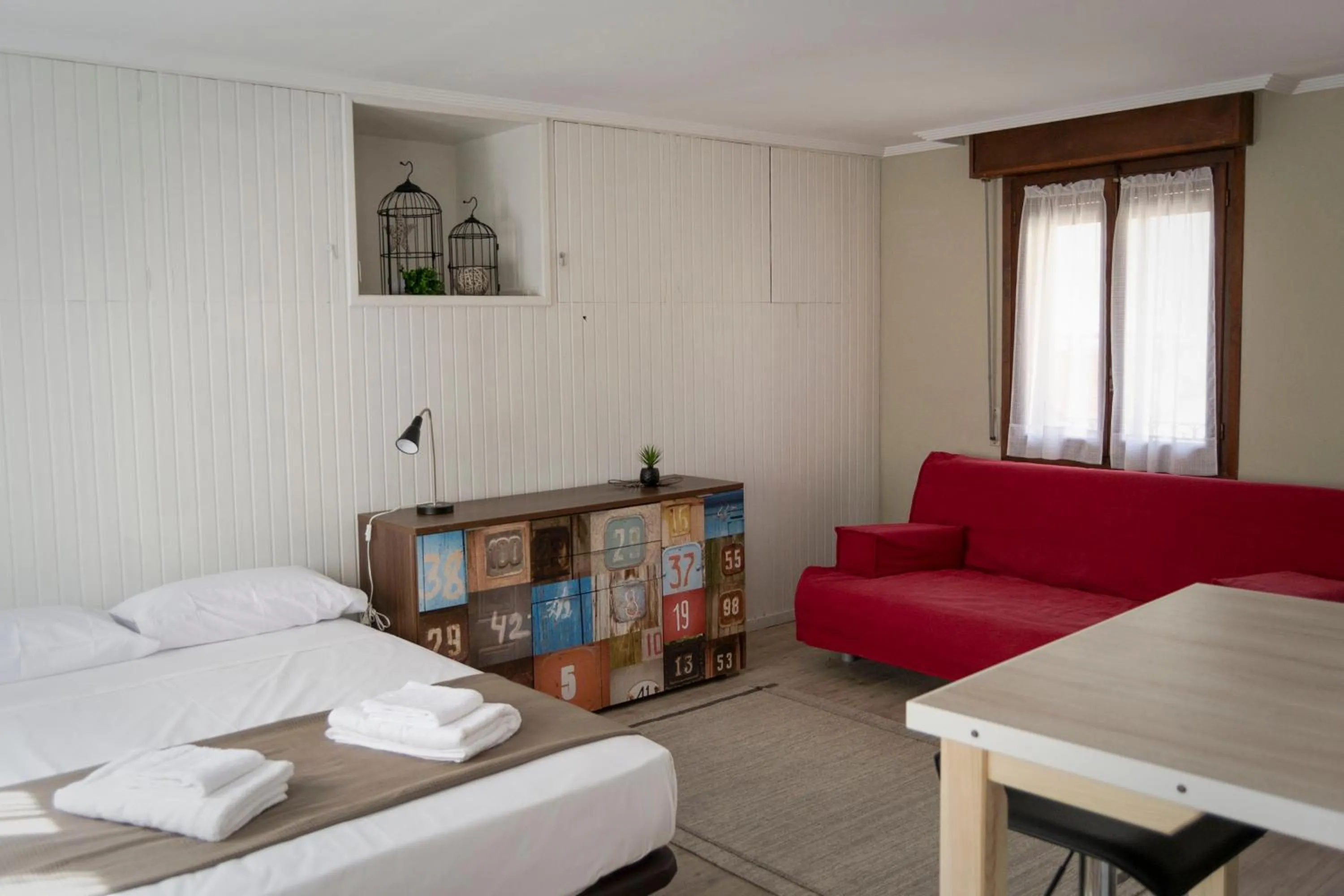 Living room, Bed in Tres Puentes Anguiano Apartamentos y Hostal