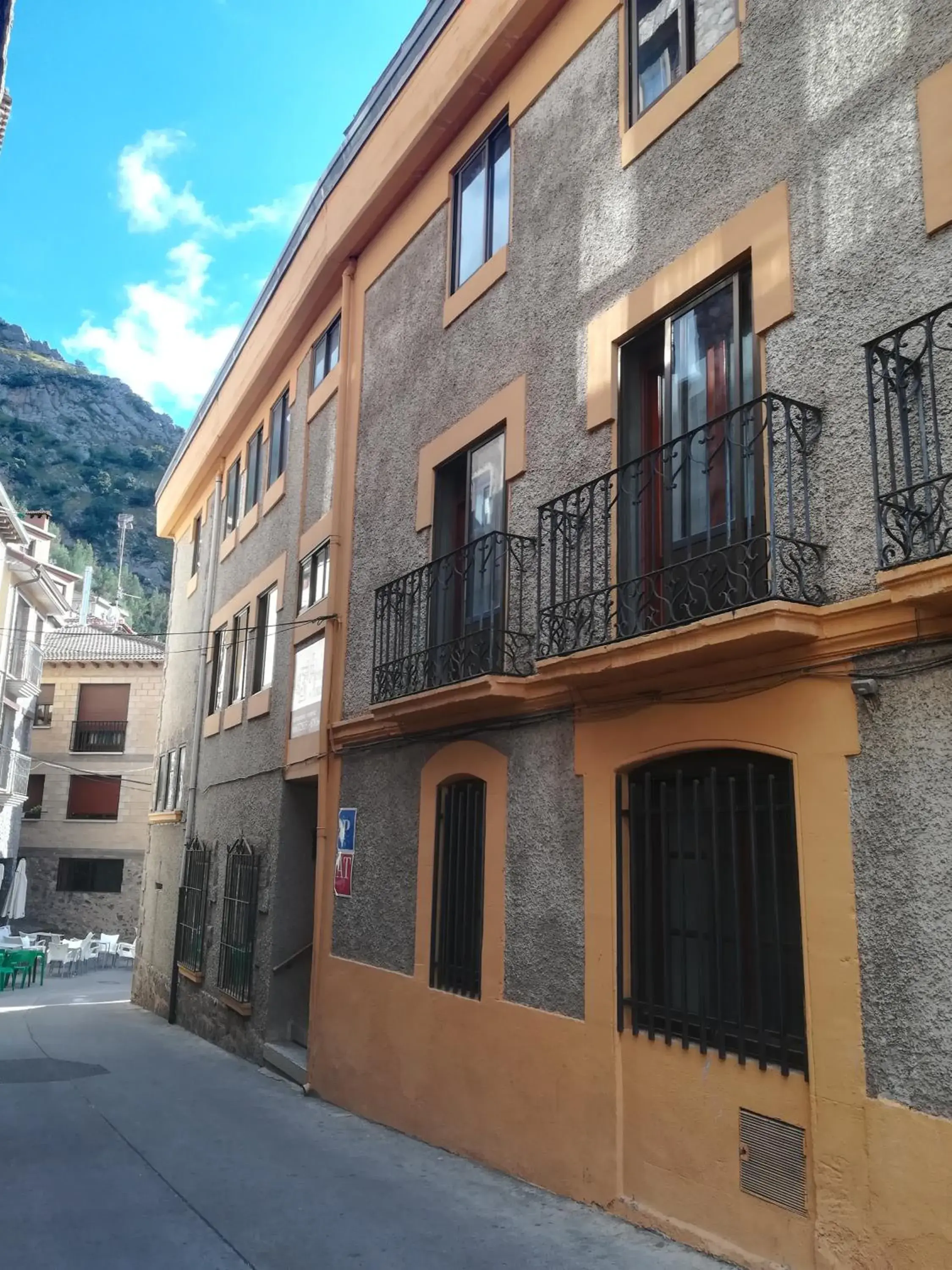 Twin Room with Private Bathroom in Tres Puentes Anguiano Apartamentos y Hostal Twin Room with Private Bathroom in Tres Puentes Anguiano Apartamentos y Hostal