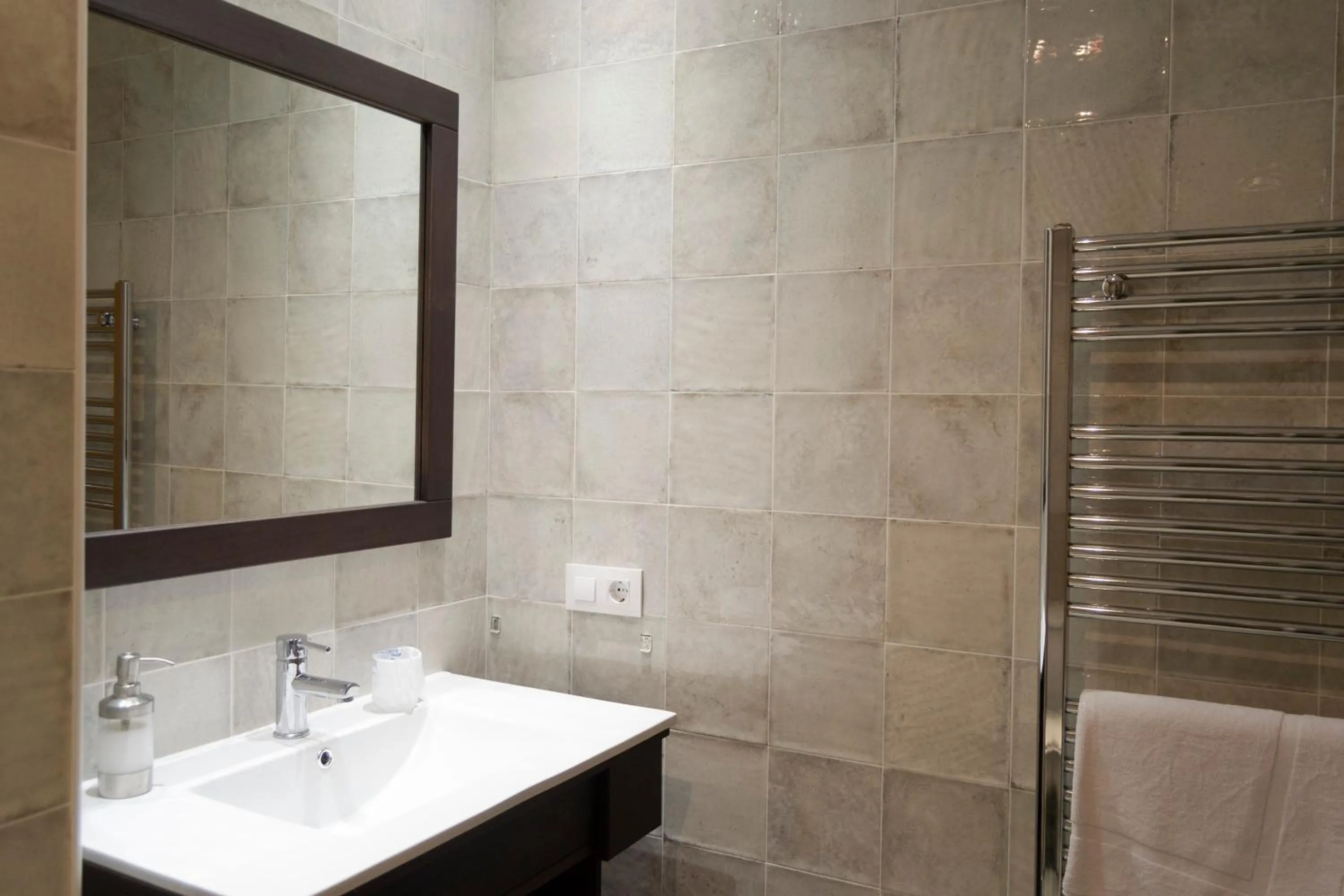 Bathroom in Tres Puentes Anguiano Apartamentos y Hostal