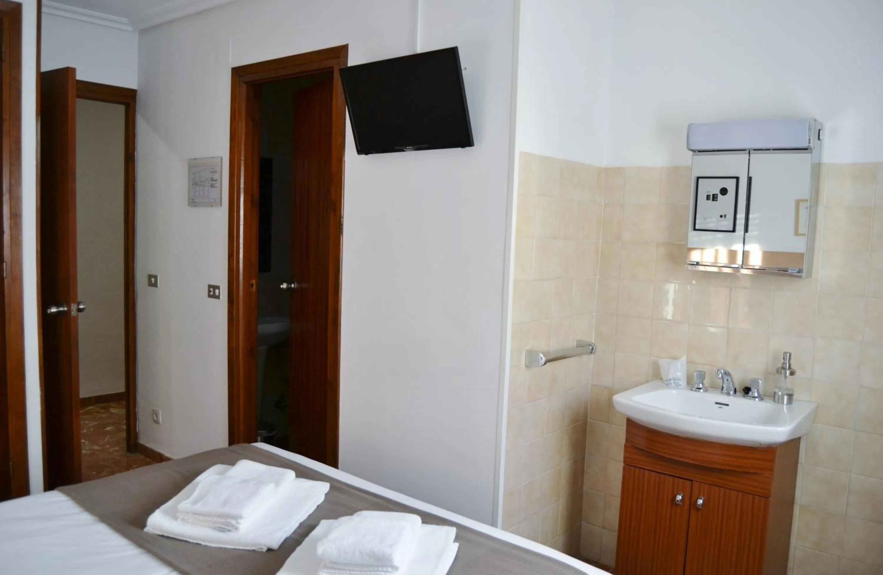 Bathroom, Bed in Tres Puentes Anguiano Apartamentos y Hostal