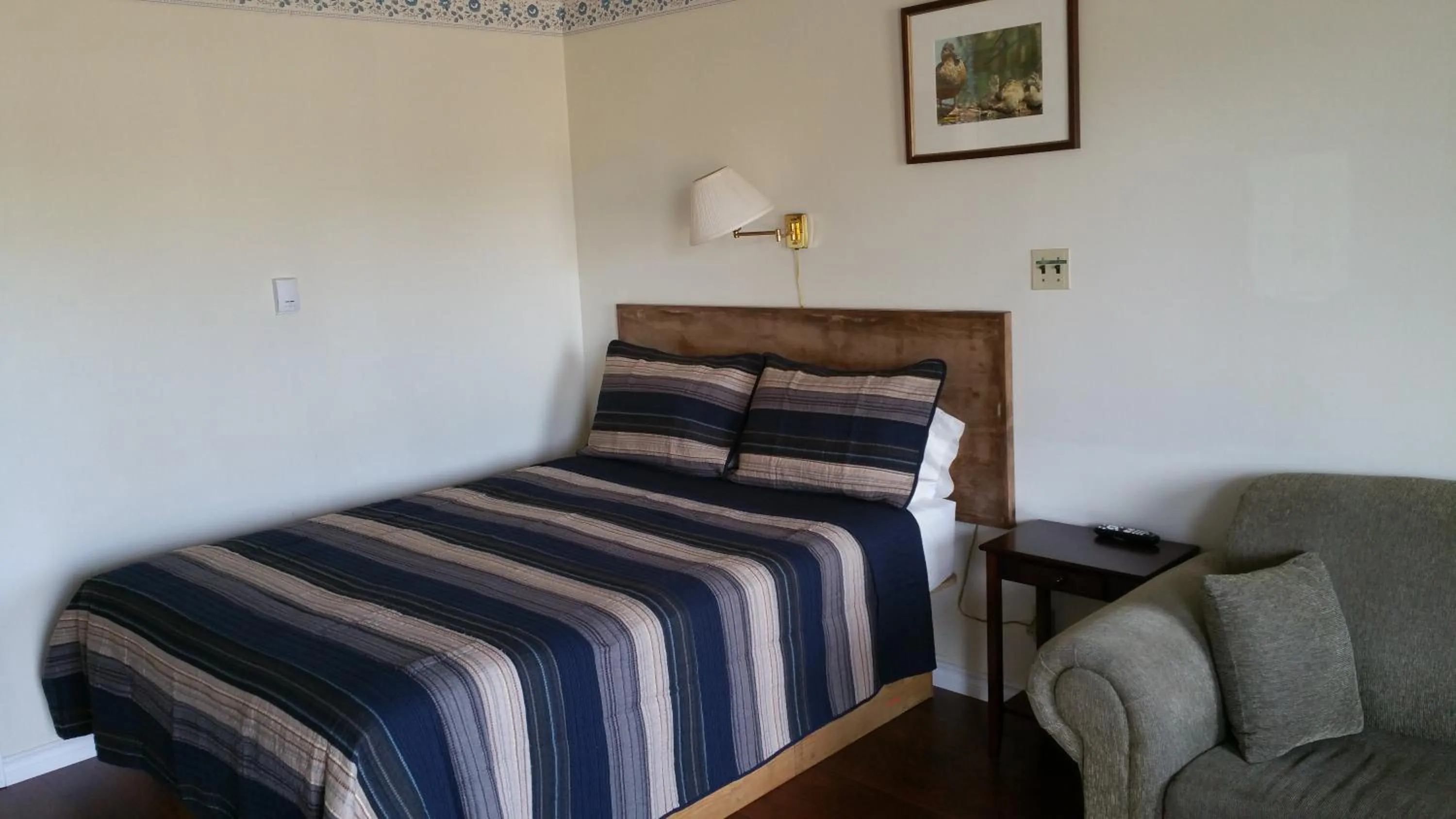 Photo of the whole room, Bed in Tantramar Motel