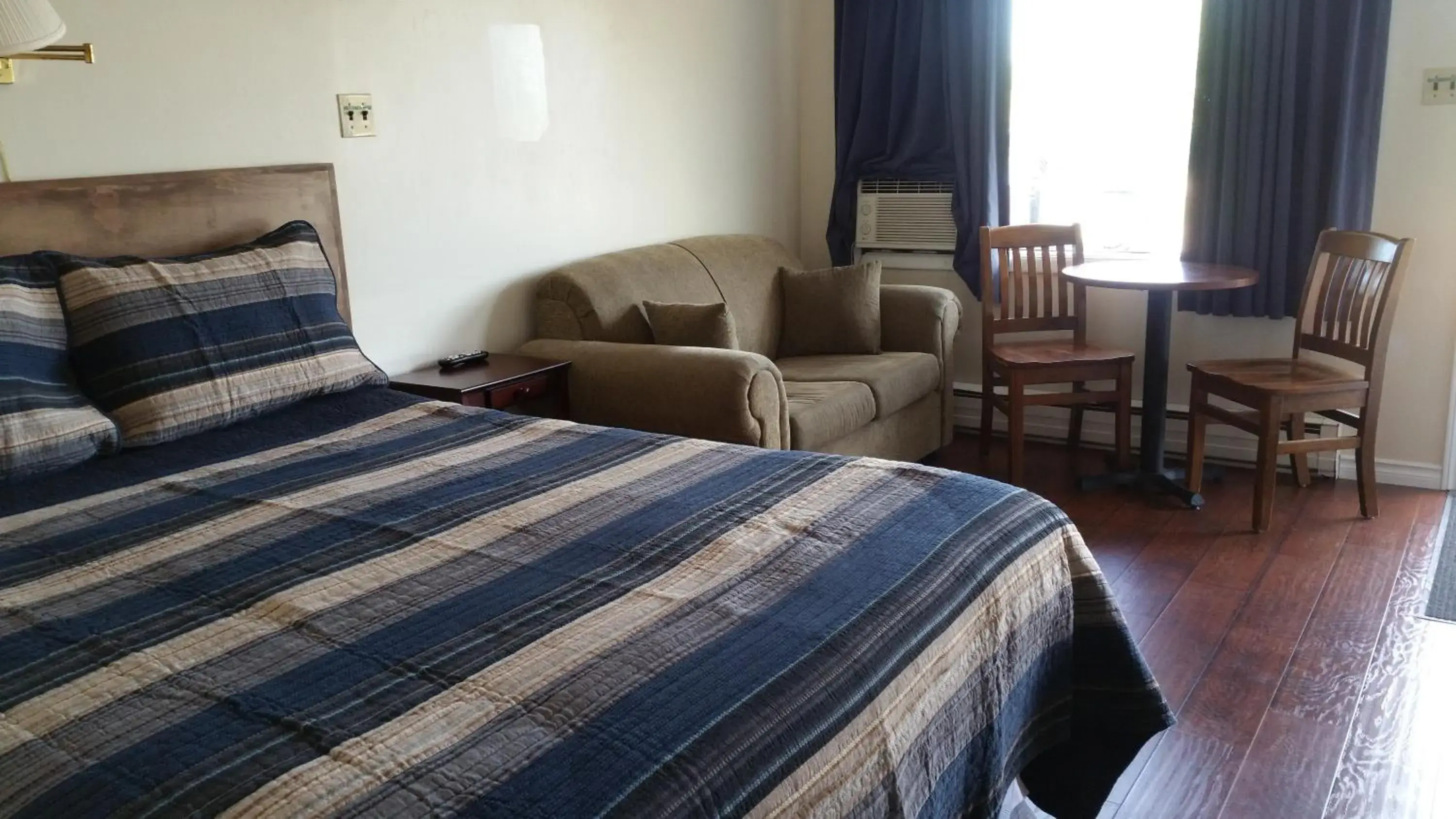 Queen Room in Tantramar Motel Queen Room in Tantramar Motel