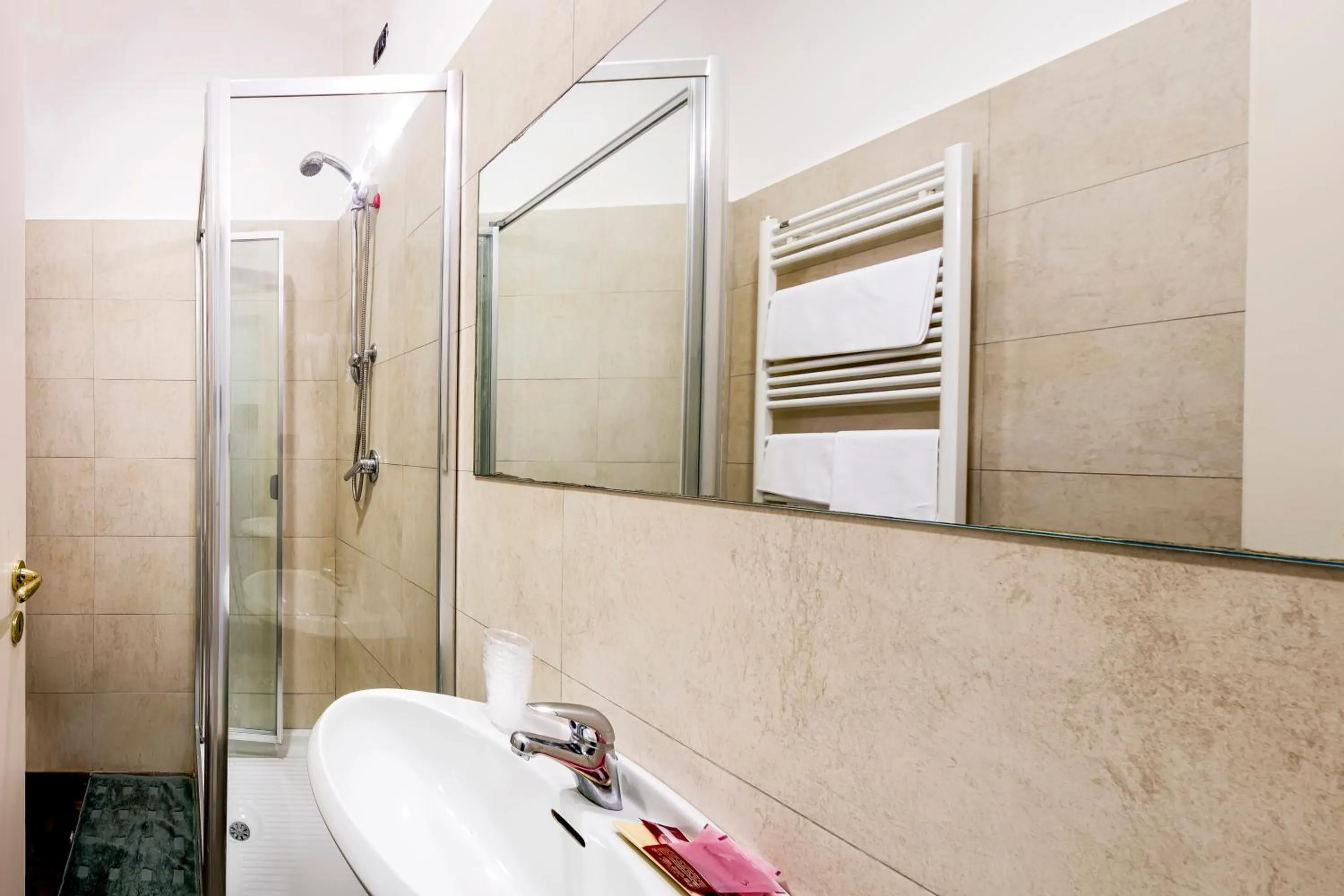 Shower in Hotel Colucci