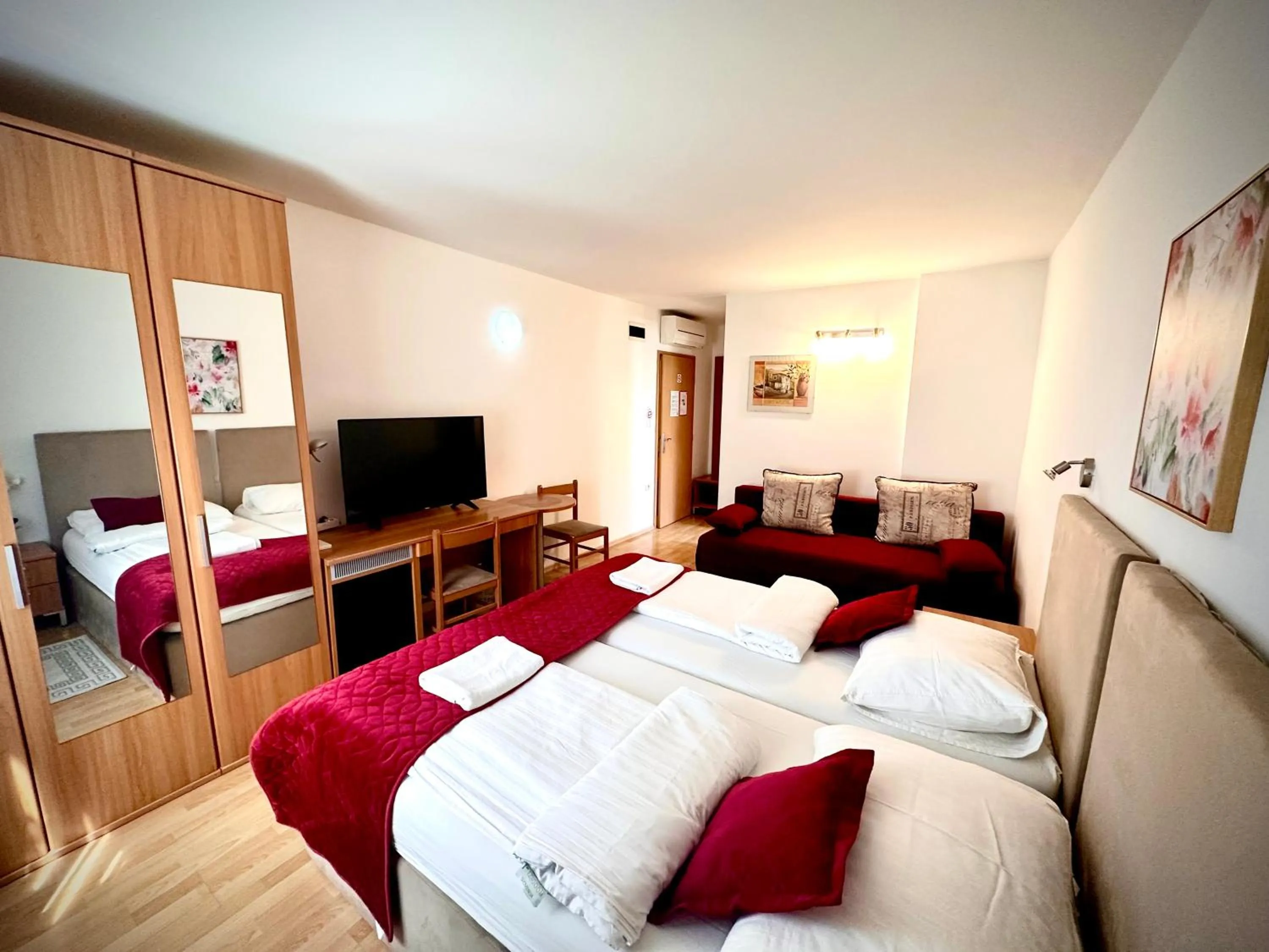 Communal lounge/ TV room, Bed in Garni Hotel Keltika