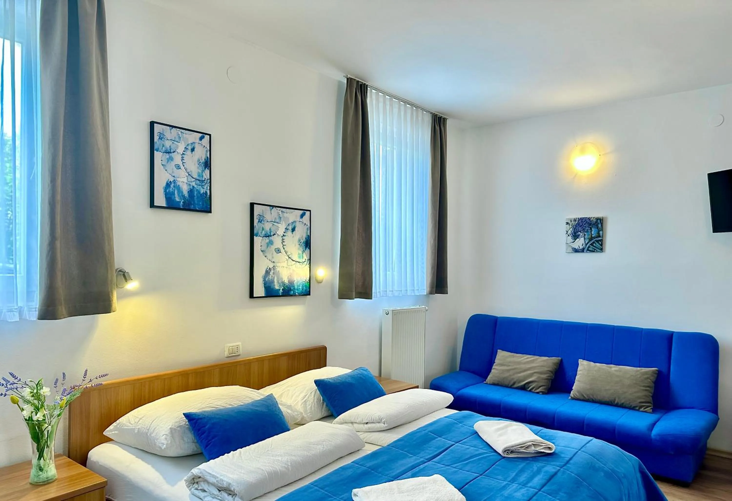 Seating area, Bed in Garni Hotel Keltika