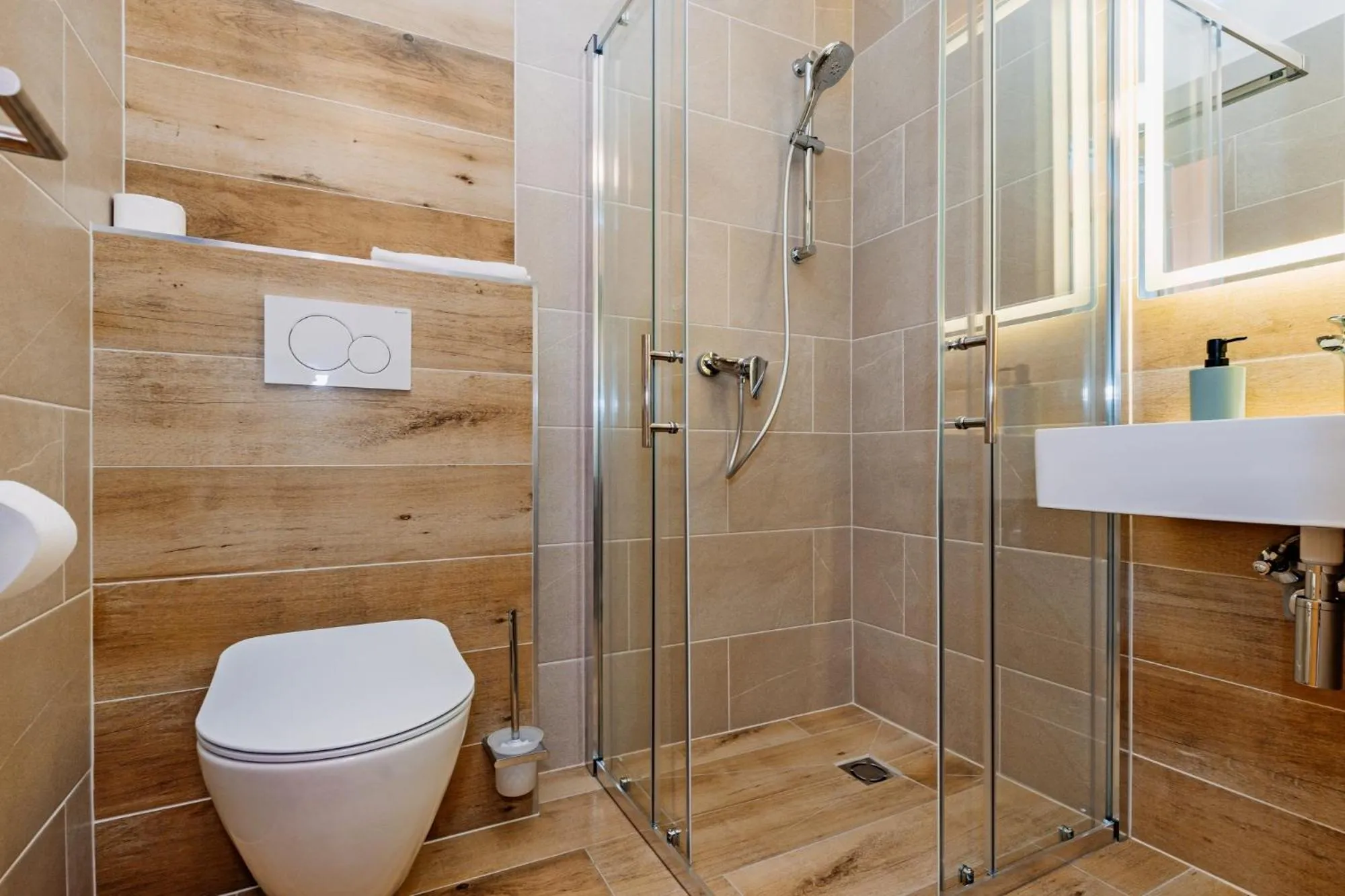 Shower in Hotel Marttel