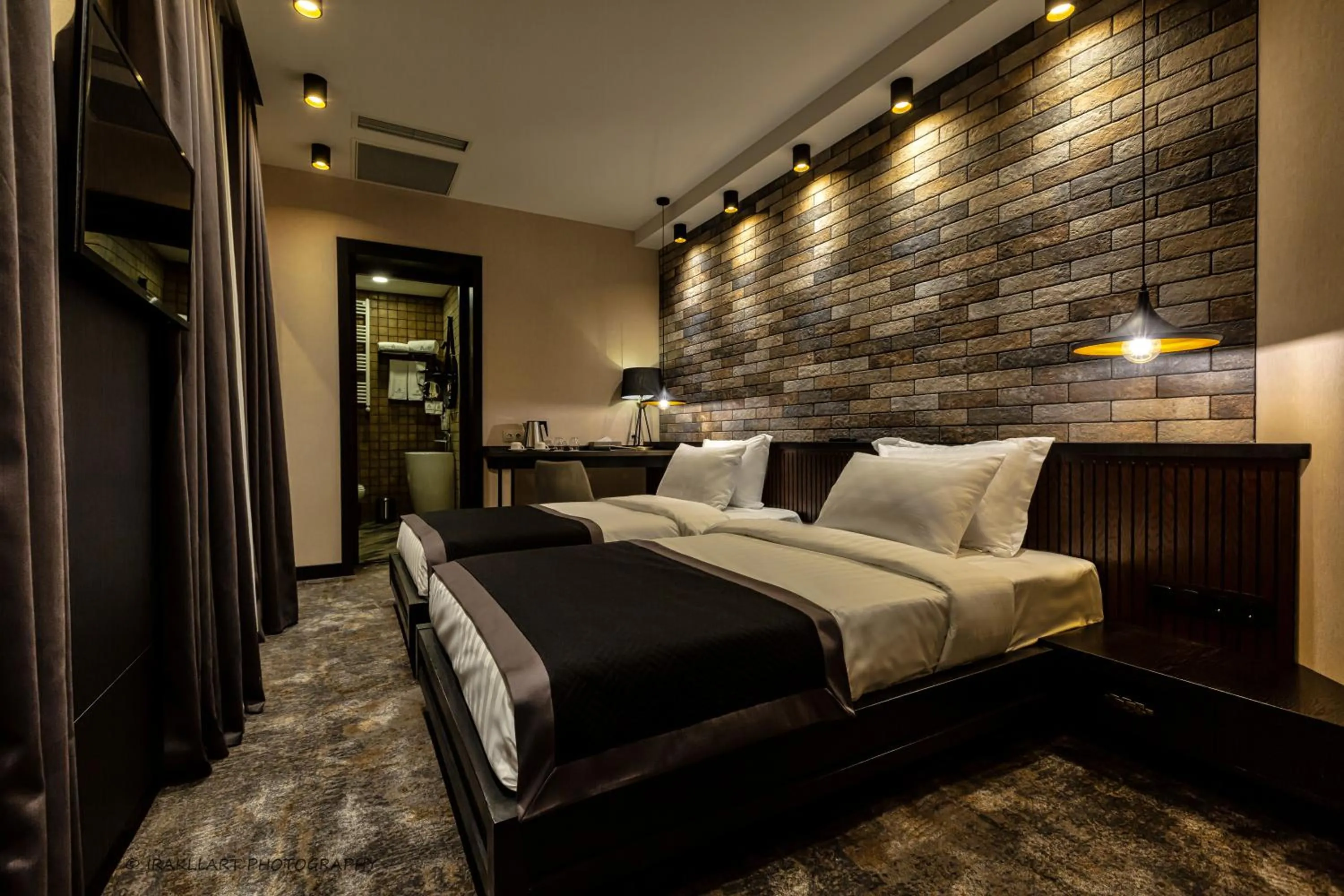 Coffee/tea facilities, Bed in Hotel Adamo