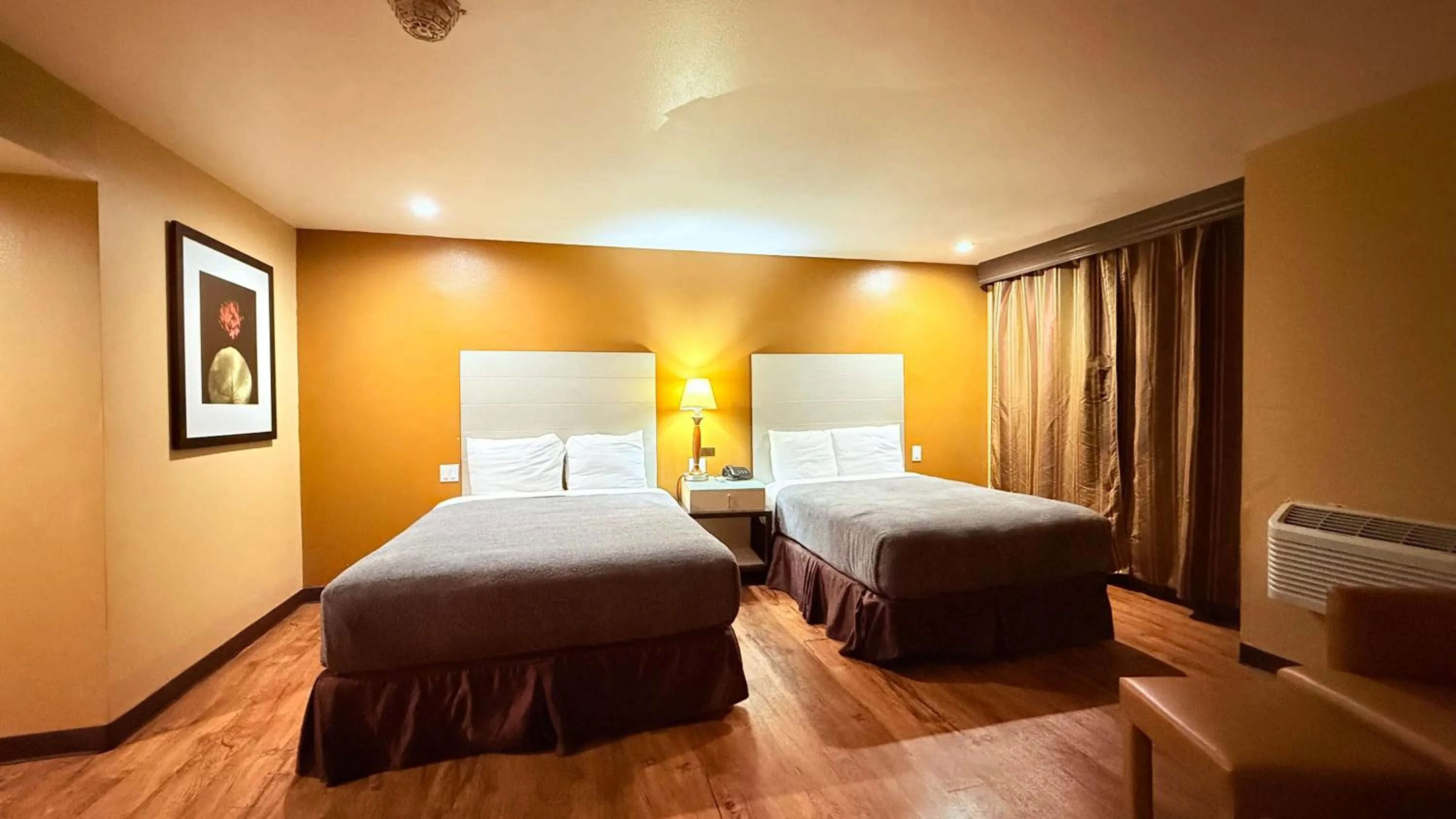 Bedroom, Bed in Redondo Beach Inn-LAX