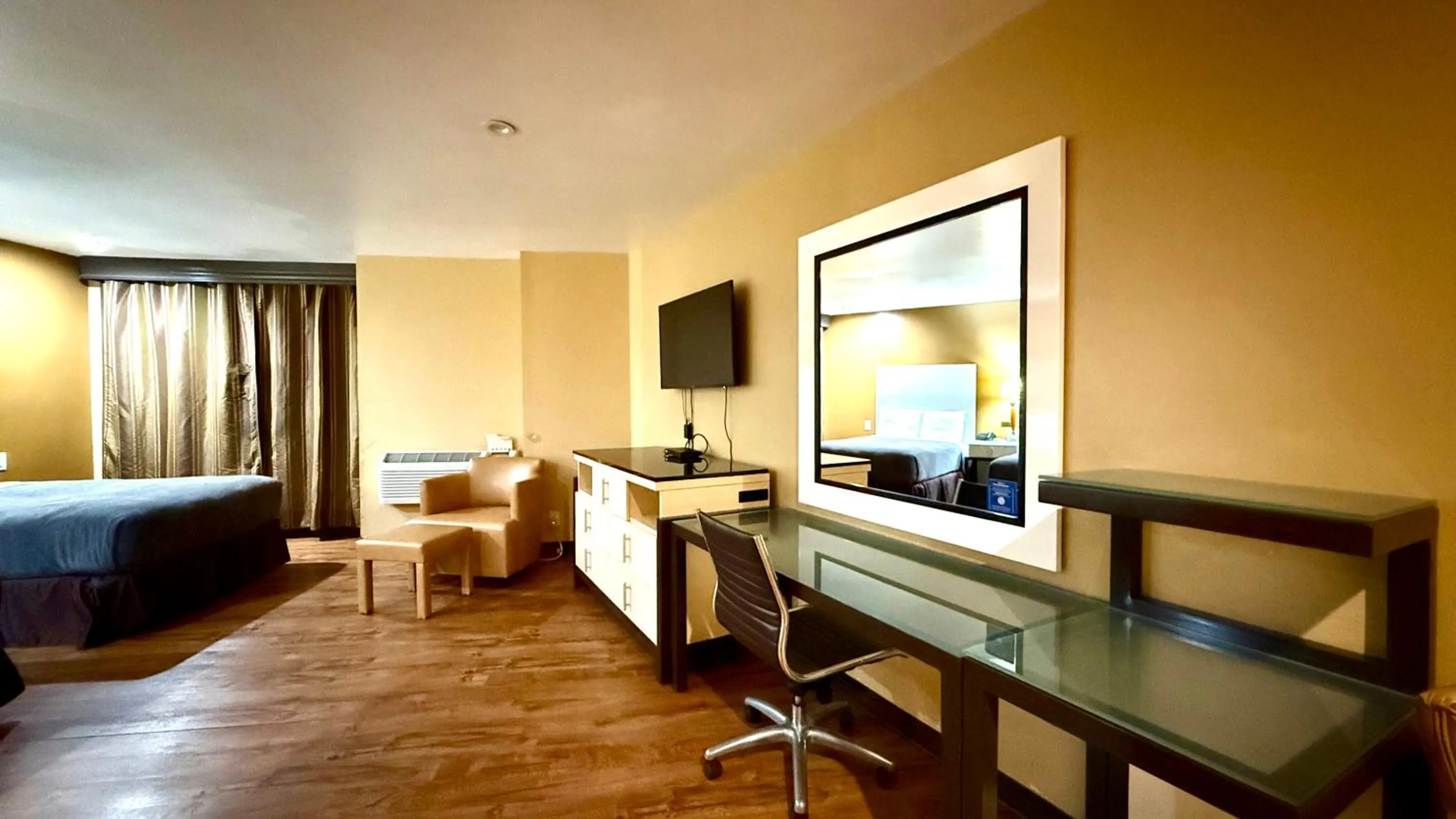 Bedroom, Bed in Redondo Beach Inn-LAX