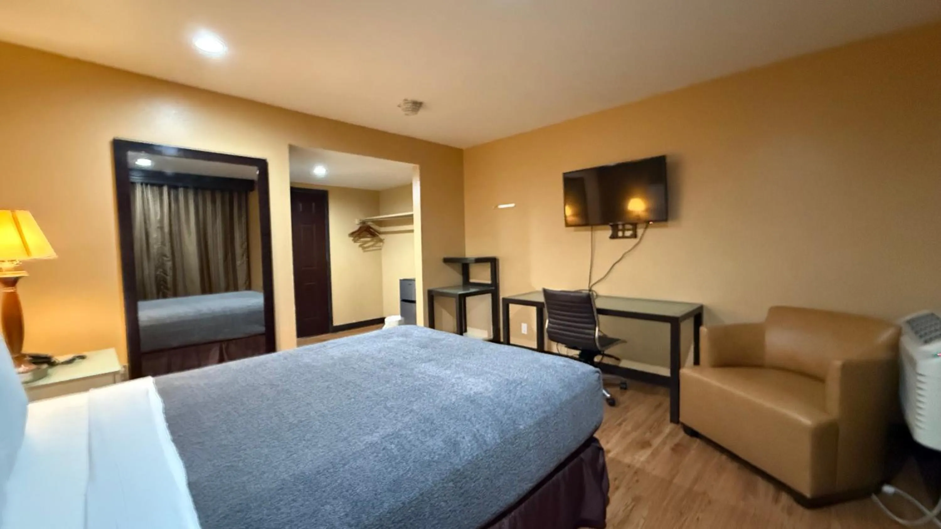 Bedroom, Bed in Redondo Beach Inn-LAX