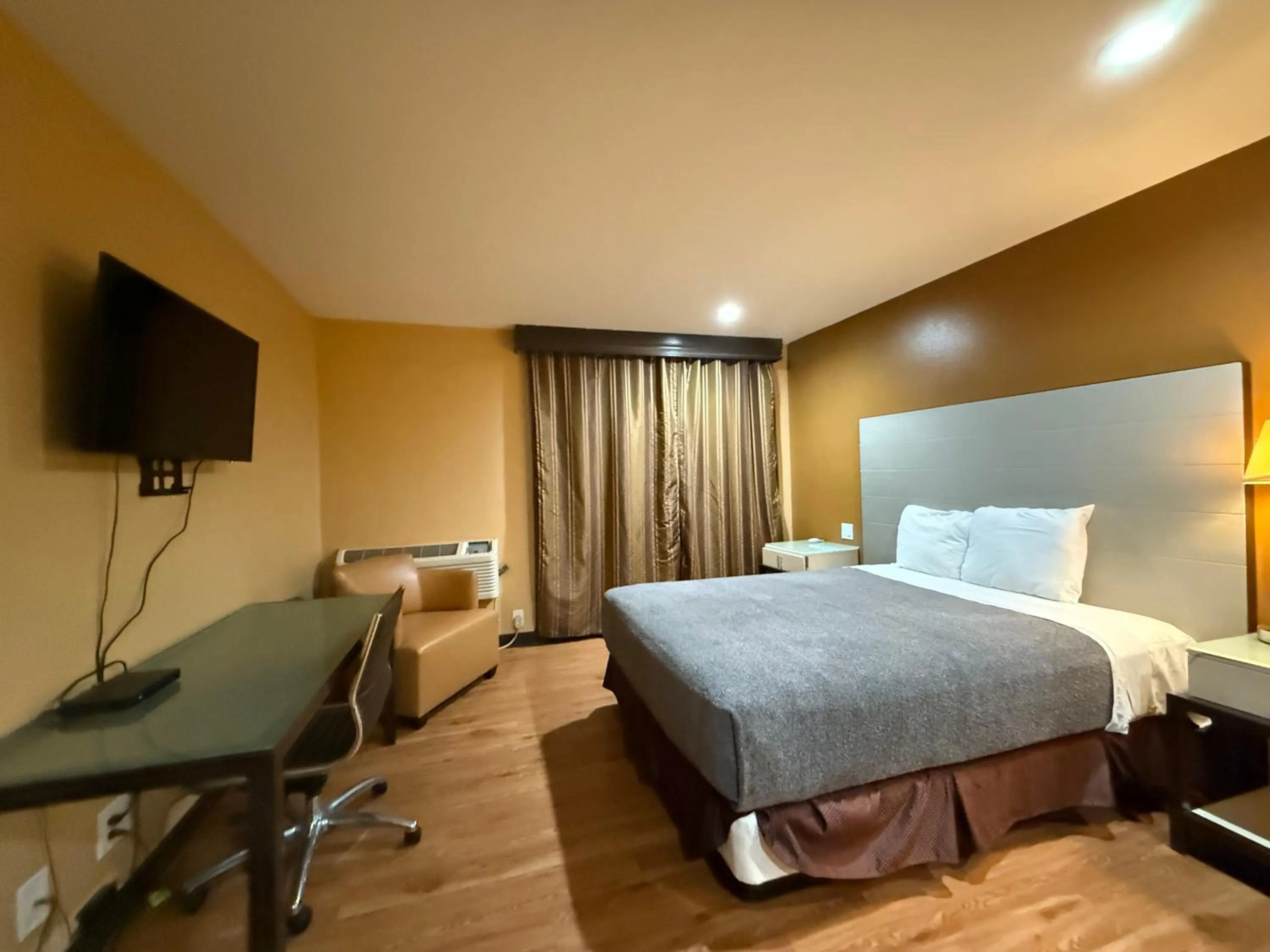 Bedroom, Bed in Redondo Beach Inn-LAX